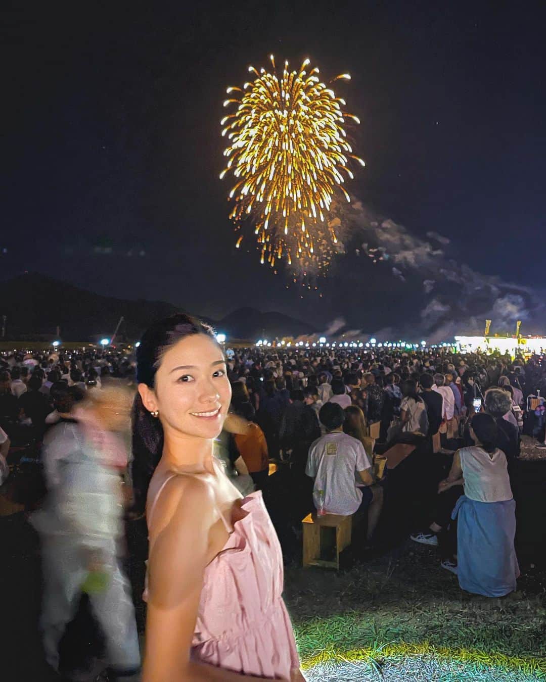 松田和佳のインスタグラム：「”大曲の花火”を観に秋田県へ行ってきました🌾✨  今回初めて観賞したのですが日本三大花火大会のうちの一つと言われているだけあって、大迫力！！🤍  空一面に打ち上げられたおよそ1万8000発の花火。あれほど美しい花火を見たのは人生で初めての経験でした😳  花火って打ち上げられた時のドンって胸に響くような音も心地よくていいですよね~✨  2時間半たっぷり、夢のような時間を過ごしました💭  秋田投稿まだまだ続きます💁🏼‍♀️  #大曲の花火 #大曲花火大会 #大曲 #日本三大花火 #花火大会 #夏の風物詩 #花火師さんありがとう」