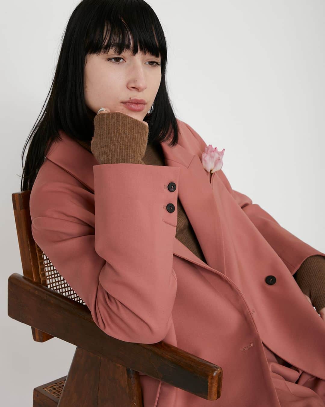 ヴァランティンゴティエのインスタグラム：「CABANE - Collection automne hiver 2023  Les tailleurs oversize déclinés en trois coloris rompent les codes du classique par une coupe moderne et androgyne pour un style singulier, élégant et effortless. Les mailles, extrêmement douces et moelleuses réchauffent les volumes amples des robes resserrées par des liens, les mini-jupes asymétriques, pantalons façon jupe culotte en cuir et jeans souples à plis uniques. Les manteaux sont volontairement amples et enveloppants, contemporains et un brun nonchalant.  The oversized tailoring, available in three colors, breaks the codes of the classic with a modern androgynous cut for a unique, elegant, and effortless style. The knits, extremely soft and plush, warm the ample volumes of dresses cinched with ties, asymmetrical mini-skirts, leather culottes and supple jeans with unique folds. The coats are intentionally spacious and enveloping, contemporary with a touch of nonchalance.  #valentinegauthier #fw23 #cabane #fallwinter」
