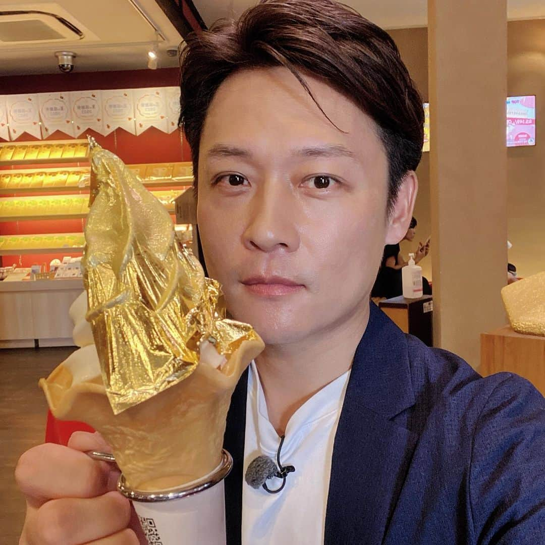 大吉洋平さんのインスタグラム写真 - (大吉洋平Instagram)「金箔ソフトクリーム🍦ウットリ🙃  こちらにロケでお邪魔するの何回目だろう🤣  今日も美味しかった🫡  ありがたき幸せ🐮  #金箔 #金箔ソフトクリーム #金箔ソフト #金沢」8月31日 21時35分 - yoheioyoshi0823