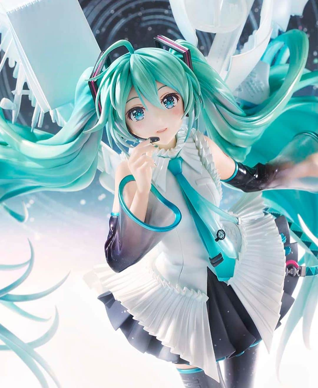 初音ミクのインスタグラム：「初音ミク Happy 16th Birthday Ver.  _________________________________  「16歳の誕生日」をテーマに、Rella氏により制作されたメインビジュアルがスケールフィギュアで登場。  初音ミクの16歳を記念した特別なスケールフィギュアを、ぜひみなさまのお手元にお迎えください。  ■ GOODSMILE ONLINE SHOP 受注期間 2023年8月31日（木）12:00 ~ 2023年10月25日（水）21:00  _________________________________  詳しい商品情報は @goodsmilecompany のプロフィールリンクからご確認ください  #初音ミク #HatsuneMiku #miku16th #goodsmile」