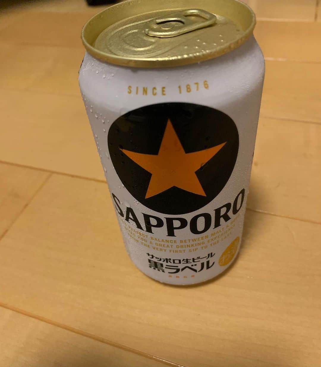 TGMX aka SYUTA-LOW TAGAMIのインスタグラム：「夕食も終え、部屋でパソコンとかしてたら、コーヒーぶちまけて… 夏の終わり。タイルカーペットを洗ってへとへと。腹立ち過ぎたから🍺夏は飽きた。 ⭐️」