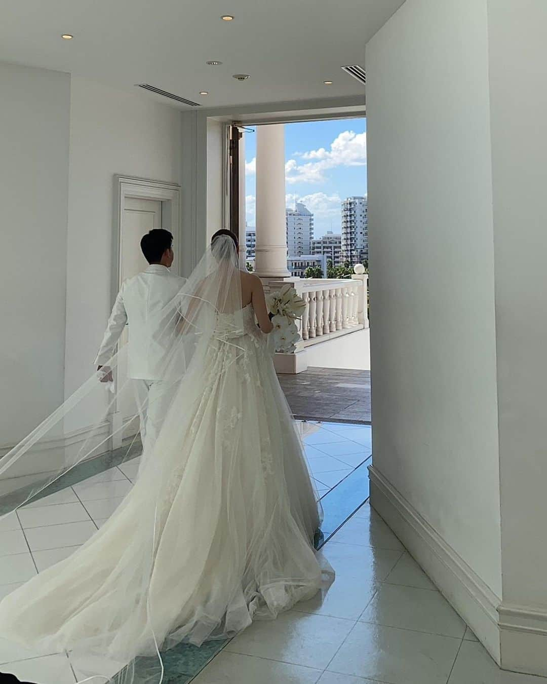 大関れいかさんのインスタグラム写真 - (大関れいかInstagram)「. 大大大大好きな大親友の結婚式👰‍♀️💒 親友の結婚式は着物を着て行くって夢も叶った。 この訪問着はばあちゃんの👵 歴史あるばあちゃんの着物一式を借りて。 帯も全てばあちゃんの。 とても素敵だよね🫶🏻  ヘアメイクは @lomalia_ayane さん わざわざ時間割いてくださって 素敵なヘアメをほんといつもありまと🥹  高校生から一生仲良くてほんとに 心の底から愛してる友達。 色んな姿を見てきたけど本当に 世界で一番綺麗だった。もう大号泣。 あーー幸せなんだなーって。 すごくすごく、嬉しくて😭 嬉しい時も辛い時もどんな時もお互い味方で どんな時も一緒に色々と乗り越えて。 素敵な式に呼んでくれてありがとう🫧 そう思うとこの5人も10年の仲と思うとウケる！ ずっと仲良いわ😂 これからもズッ友ってことで卍 愛してるよーー！💕💕 #結婚式」8月31日 21時35分 - _reikaoozeki