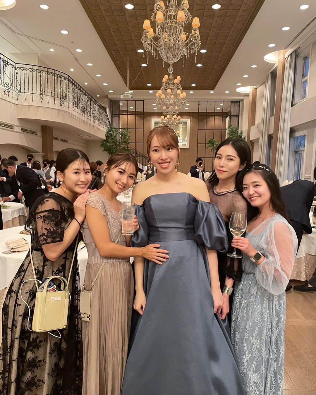 大関れいかさんのインスタグラム写真 - (大関れいかInstagram)「. 大大大大好きな大親友の結婚式👰‍♀️💒 親友の結婚式は着物を着て行くって夢も叶った。 この訪問着はばあちゃんの👵 歴史あるばあちゃんの着物一式を借りて。 帯も全てばあちゃんの。 とても素敵だよね🫶🏻  ヘアメイクは @lomalia_ayane さん わざわざ時間割いてくださって 素敵なヘアメをほんといつもありまと🥹  高校生から一生仲良くてほんとに 心の底から愛してる友達。 色んな姿を見てきたけど本当に 世界で一番綺麗だった。もう大号泣。 あーー幸せなんだなーって。 すごくすごく、嬉しくて😭 嬉しい時も辛い時もどんな時もお互い味方で どんな時も一緒に色々と乗り越えて。 素敵な式に呼んでくれてありがとう🫧 そう思うとこの5人も10年の仲と思うとウケる！ ずっと仲良いわ😂 これからもズッ友ってことで卍 愛してるよーー！💕💕 #結婚式」8月31日 21時35分 - _reikaoozeki