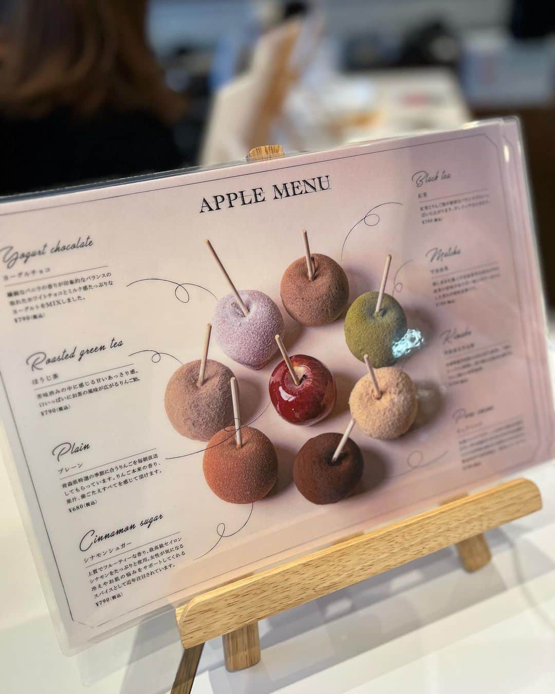 大井智保子さんのインスタグラム写真 - (大井智保子Instagram)「🍎代官山 Candy apple  東京で大人気のりんご飴屋さん💚 広島PARCOの1階に明日からオープンということで…🤍 レセプションにうかがいました❣️  えっ😮こんっなにカラフルなの？って驚いたよ😍  りんご飴を意識して 赤いニットではりきって行ったけど、 りんご飴🟰赤　という概念はもう古いね🤭  見た目だけじゃなく、味も思っているりんご飴とはまっっったく、違います❣️  カリッ&シャキシャキ音が聞こえてくるくらい、 りんごはみずみずしく、 そしてまわりの飴はカリッカリ🤤  大人気ドラマ「恋はつづくよどこまでも」にも登場した真っ白なのは、ヨーグルチョコ🤍人気フレーバーだそうです🤭  一緒に行ったお友達は一瞬で食べ終わってた🤣  実は来年の1月末までの期間限定オープン❕ 気になってる方はぜっひ、半年の間に堪能してみてください❤️  #candyapple #代官山candyapple #キャンディアップル #キャンディアップル代官山  #りんご飴 #広島パルコ #parco #パルコ #広島PARCO #広島新店 #広島スイーツ」8月31日 21時35分 - chihokoi