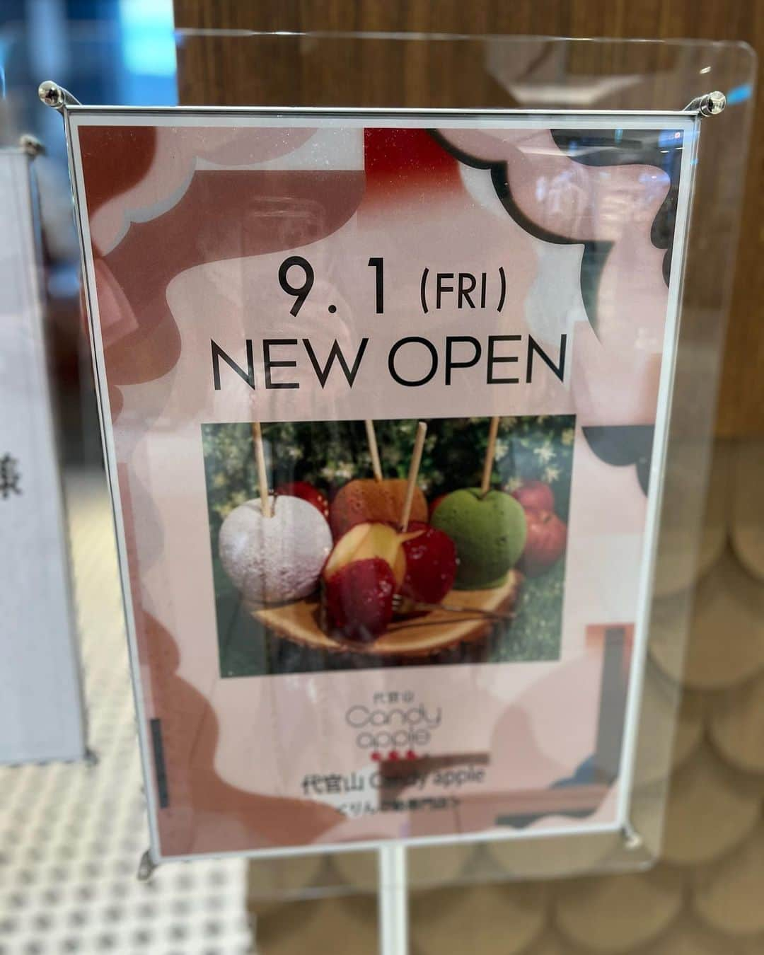 大井智保子さんのインスタグラム写真 - (大井智保子Instagram)「🍎代官山 Candy apple  東京で大人気のりんご飴屋さん💚 広島PARCOの1階に明日からオープンということで…🤍 レセプションにうかがいました❣️  えっ😮こんっなにカラフルなの？って驚いたよ😍  りんご飴を意識して 赤いニットではりきって行ったけど、 りんご飴🟰赤　という概念はもう古いね🤭  見た目だけじゃなく、味も思っているりんご飴とはまっっったく、違います❣️  カリッ&シャキシャキ音が聞こえてくるくらい、 りんごはみずみずしく、 そしてまわりの飴はカリッカリ🤤  大人気ドラマ「恋はつづくよどこまでも」にも登場した真っ白なのは、ヨーグルチョコ🤍人気フレーバーだそうです🤭  一緒に行ったお友達は一瞬で食べ終わってた🤣  実は来年の1月末までの期間限定オープン❕ 気になってる方はぜっひ、半年の間に堪能してみてください❤️  #candyapple #代官山candyapple #キャンディアップル #キャンディアップル代官山  #りんご飴 #広島パルコ #parco #パルコ #広島PARCO #広島新店 #広島スイーツ」8月31日 21時35分 - chihokoi