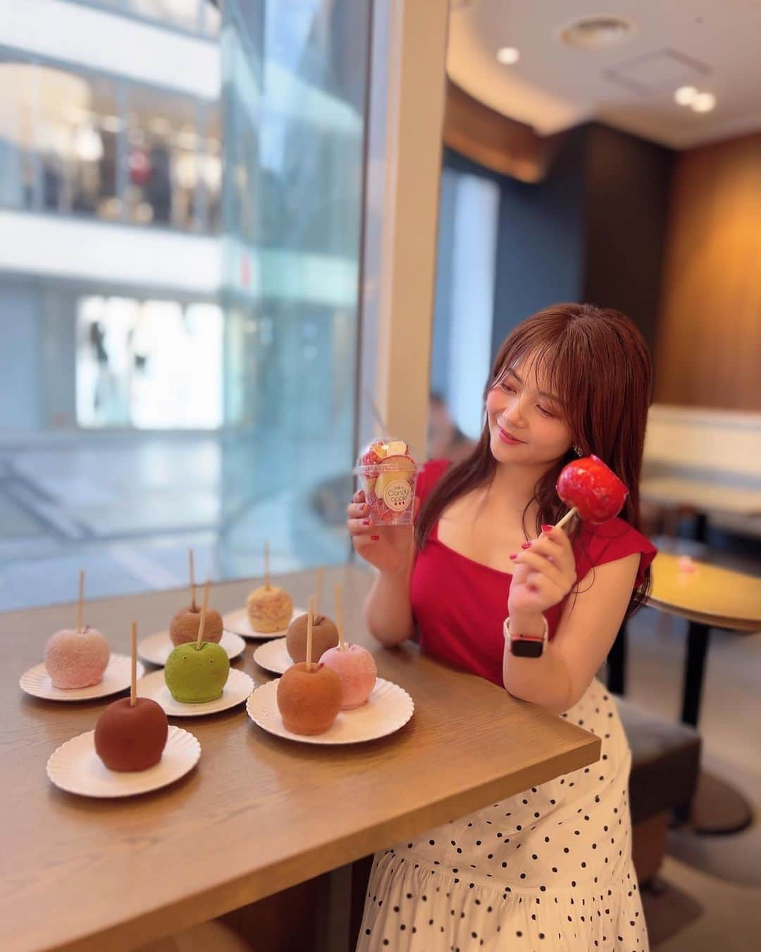 大井智保子さんのインスタグラム写真 - (大井智保子Instagram)「🍎代官山 Candy apple  東京で大人気のりんご飴屋さん💚 広島PARCOの1階に明日からオープンということで…🤍 レセプションにうかがいました❣️  えっ😮こんっなにカラフルなの？って驚いたよ😍  りんご飴を意識して 赤いニットではりきって行ったけど、 りんご飴🟰赤　という概念はもう古いね🤭  見た目だけじゃなく、味も思っているりんご飴とはまっっったく、違います❣️  カリッ&シャキシャキ音が聞こえてくるくらい、 りんごはみずみずしく、 そしてまわりの飴はカリッカリ🤤  大人気ドラマ「恋はつづくよどこまでも」にも登場した真っ白なのは、ヨーグルチョコ🤍人気フレーバーだそうです🤭  一緒に行ったお友達は一瞬で食べ終わってた🤣  実は来年の1月末までの期間限定オープン❕ 気になってる方はぜっひ、半年の間に堪能してみてください❤️  #candyapple #代官山candyapple #キャンディアップル #キャンディアップル代官山  #りんご飴 #広島パルコ #parco #パルコ #広島PARCO #広島新店 #広島スイーツ」8月31日 21時35分 - chihokoi