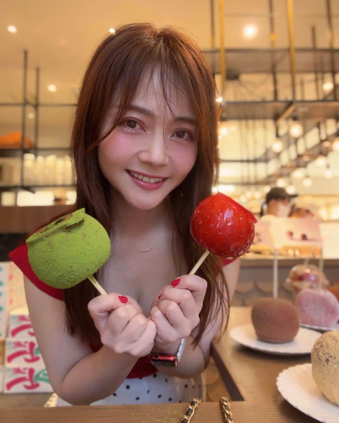 大井智保子のインスタグラム：「🍎代官山 Candy apple  東京で大人気のりんご飴屋さん💚 広島PARCOの1階に明日からオープンということで…🤍 レセプションにうかがいました❣️  えっ😮こんっなにカラフルなの？って驚いたよ😍  りんご飴を意識して 赤いニットではりきって行ったけど、 りんご飴🟰赤　という概念はもう古いね🤭  見た目だけじゃなく、味も思っているりんご飴とはまっっったく、違います❣️  カリッ&シャキシャキ音が聞こえてくるくらい、 りんごはみずみずしく、 そしてまわりの飴はカリッカリ🤤  大人気ドラマ「恋はつづくよどこまでも」にも登場した真っ白なのは、ヨーグルチョコ🤍人気フレーバーだそうです🤭  一緒に行ったお友達は一瞬で食べ終わってた🤣  実は来年の1月末までの期間限定オープン❕ 気になってる方はぜっひ、半年の間に堪能してみてください❤️  #candyapple #代官山candyapple #キャンディアップル #キャンディアップル代官山  #りんご飴 #広島パルコ #parco #パルコ #広島PARCO #広島新店 #広島スイーツ」