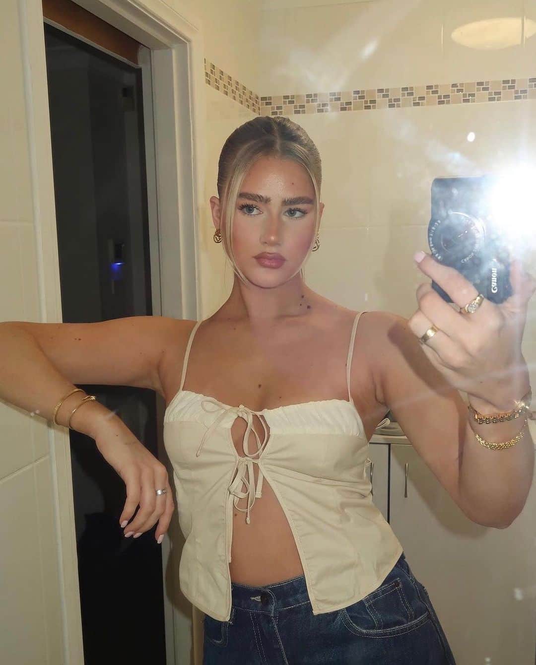 tiger Mistのインスタグラム：「Elevate your staple wardrobe in the Alisa Top. ❥ As seen on @sophadophaa_」