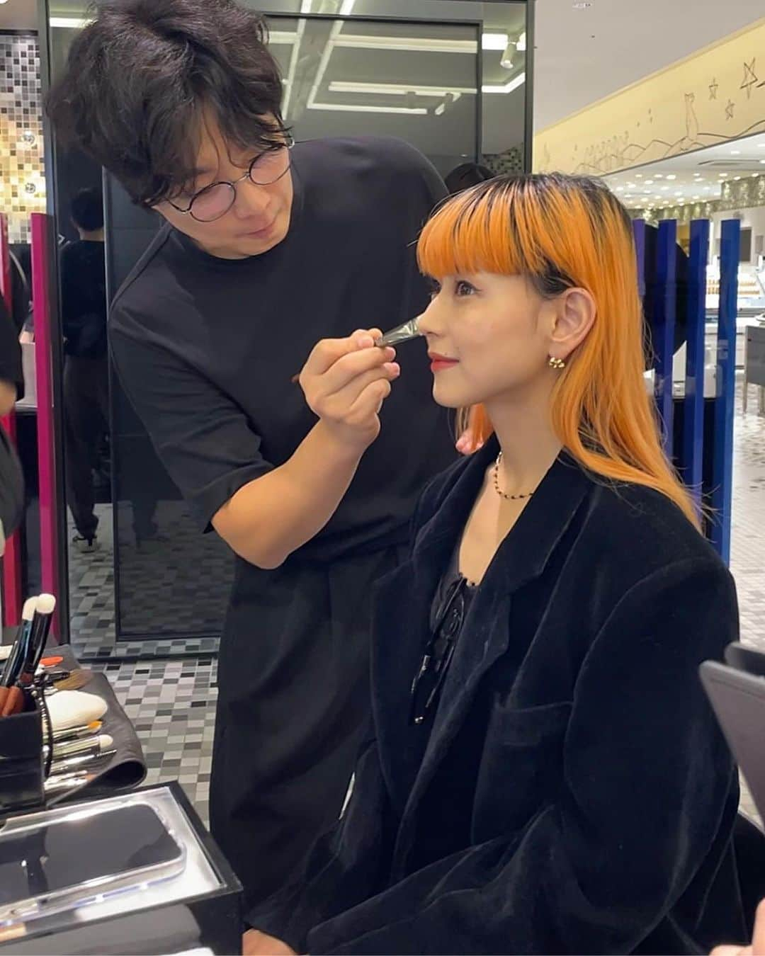 菅沼ゆり（ゆりっぱ）さんのインスタグラム写真 - (菅沼ゆり（ゆりっぱ）Instagram)「welcome @herabeauty_jp ♡ 韓国のラグジュアリーコスメブランドHERAが 日本初上陸されたとのことでPOPUPに遊びに行きました。(待ってました〜！)  ずっと気になっていたので嬉しい 噂通り、ブラッククッションはかなり魅力的で ほんっとにお肌美しくなる。  目指したかったフローレス肌の出来上がり:)  肌の凸凹やムラをハイカバーしつつ 上品に内側から発光するような艶感 溢れ出る透明感🧊 擦れにも強い。  そんなクッションファンデは 色幅の豊富さ(7色)も惹かれるポイント⚫︎  POP UP ・8/31 Thu. ～9/27 Wed. ・📍渋谷スクランブルスクエア  ショップ＆レストラン 6階 , +Ｑ(プラスク)ビューティー内  イベントステージ6   韓国で活躍するプロのメイクアップアーティストさんによるタッチアップや(予約制)  日本限定色もあって(画像３枚目) NUDE GLOSS #52 がかなりタイプ🎀 POP UPでは今日から、 ネットでは明日からは発売みたいです。  グロスやバームのビジュアルも可愛くて 心掴まれた日でした みんなも是非チェックを✔️  #HERA #ヘラ #BlackCushion #ブラッククッション　 #SensualNudeBalm #センシュアルヌードバーム #SensualNudeGloss　#センシュアルヌードグロス#PR @herabeauty_official」8月31日 21時36分 - yurippa93