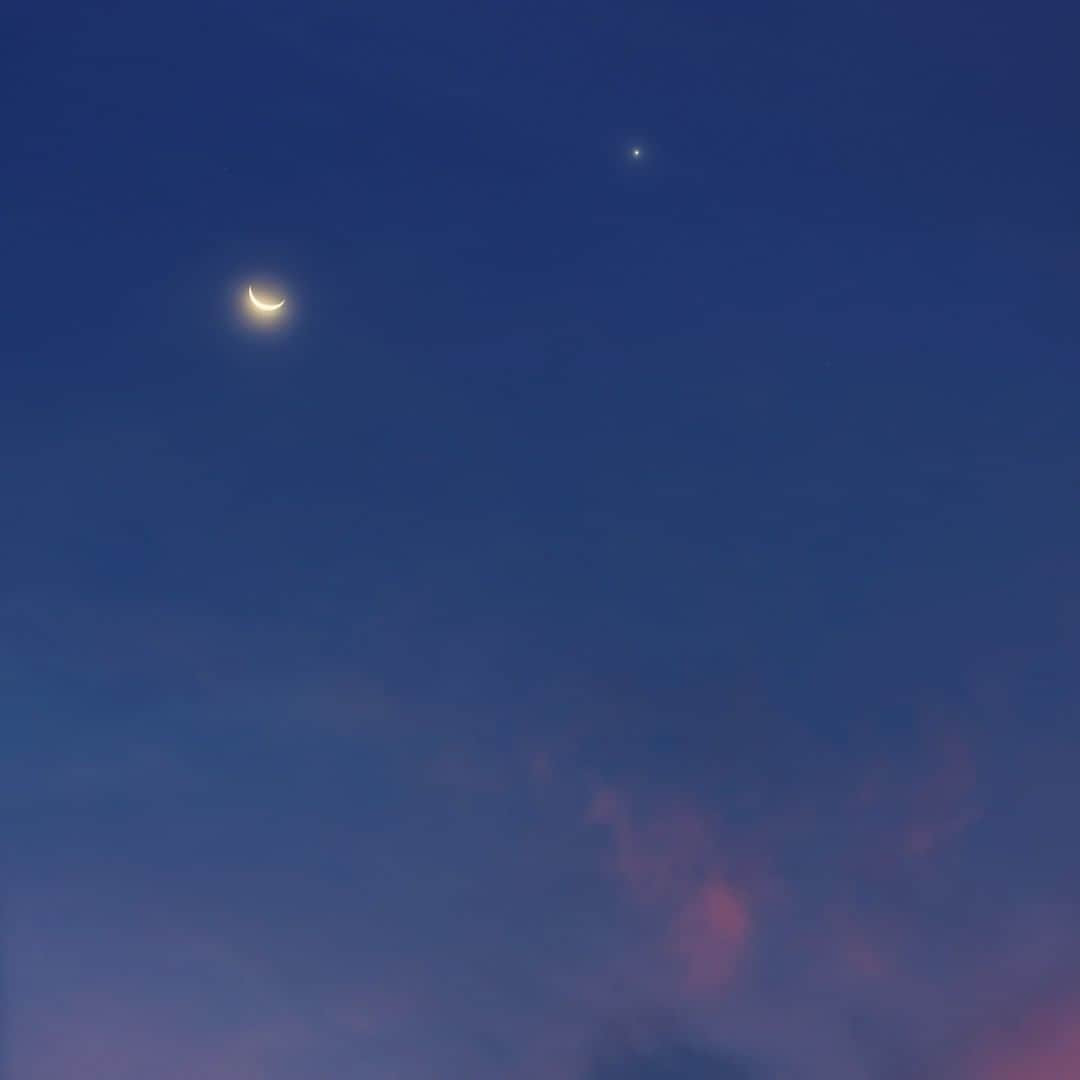 KAGAYAのインスタグラム：「【9月のお勧め天文現象】全て肉眼でOK ▶9/4 月と木星が近づいて見える ▶9/12夜明け 細い月と金星、プレセペ星団が集合 ▶9/12-17 宵に宇宙ステーションが見える ▶9/21 アンタレスが月に隠される ▶9/29 中秋の名月 （写真は以前の細い月と金星です）」