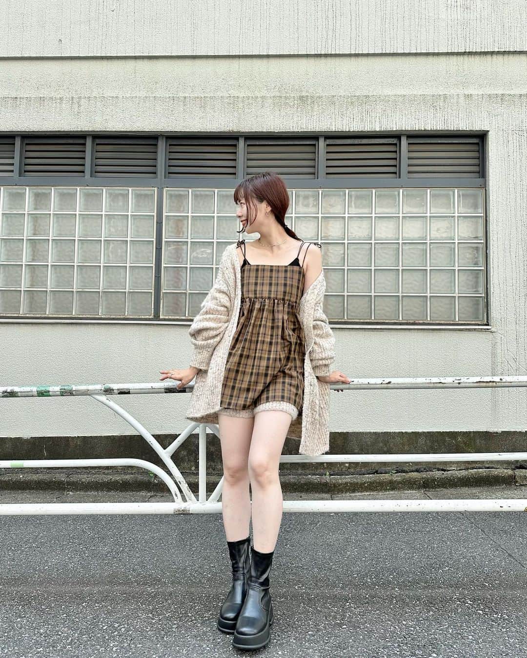 miho uesugiのインスタグラム：「お客様に、全身好き！！と言って頂けたコーディネートなので載せますありがとうございます😭  ㅤㅤㅤㅤㅤㅤㅤㅤㅤㅤㅤㅤㅤ チェックキャミビスチェ、店頭入荷🎉待ってました…！！！ ㅤㅤㅤㅤㅤㅤㅤㅤㅤㅤニットカーディガンももうすぐ。  ㅤㅤㅤㅤㅤㅤㅤㅤㅤㅤㅤㅤㅤ ブーツは、さっそくたくさんの方にご購入いただいていて、1日楽！ディズニー行ける！と履きやすさに定評あり🤝 サイズが欠ける前にぜひ✨  ㅤㅤㅤㅤㅤㅤㅤㅤㅤㅤㅤㅤㅤ いよいよ明日9/1は新宿店リニューアルオープン✨ 私はしばらく行けないので、行けた方はぜひレポートをお願いします😭  ㅤㅤㅤㅤㅤㅤㅤㅤㅤㅤㅤㅤㅤ  #Kastane#Kastane舞浜#Kastane_ootd#骨格ウェーブ#イエベ春#コーディネート#今日のコーデ#コーデ#大人カジュアル#カジュアル#ロングヘア#オン眉#ぱっつん前髪#30代ファッション#30代コーデ#カスタネ#低身長#低身長コーデ#秋#秋コーデ#ブラウン#ベージュ#ブラウンコーデ#ベージュコーデ#ブーツ#厚底ブーツ#新作#舞浜#イクスピアリ」