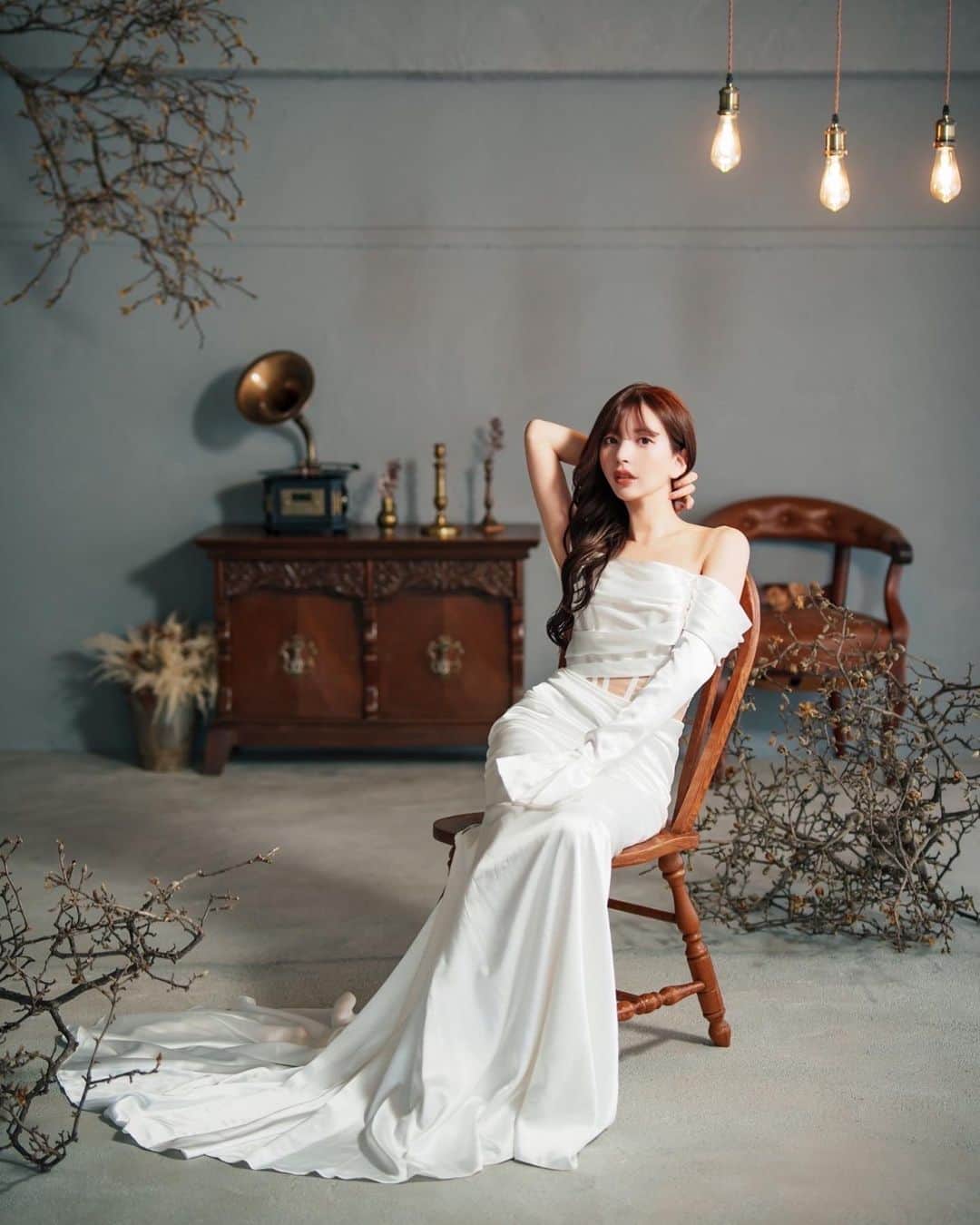 愛川みれいのインスタグラム：「wedding dress 👰‍♀️💍💗  綺麗なドレス着れてテンション上がった👗💕  #ドレス#ウェディングドレス#撮影 #いつかプライベートで着れますように」
