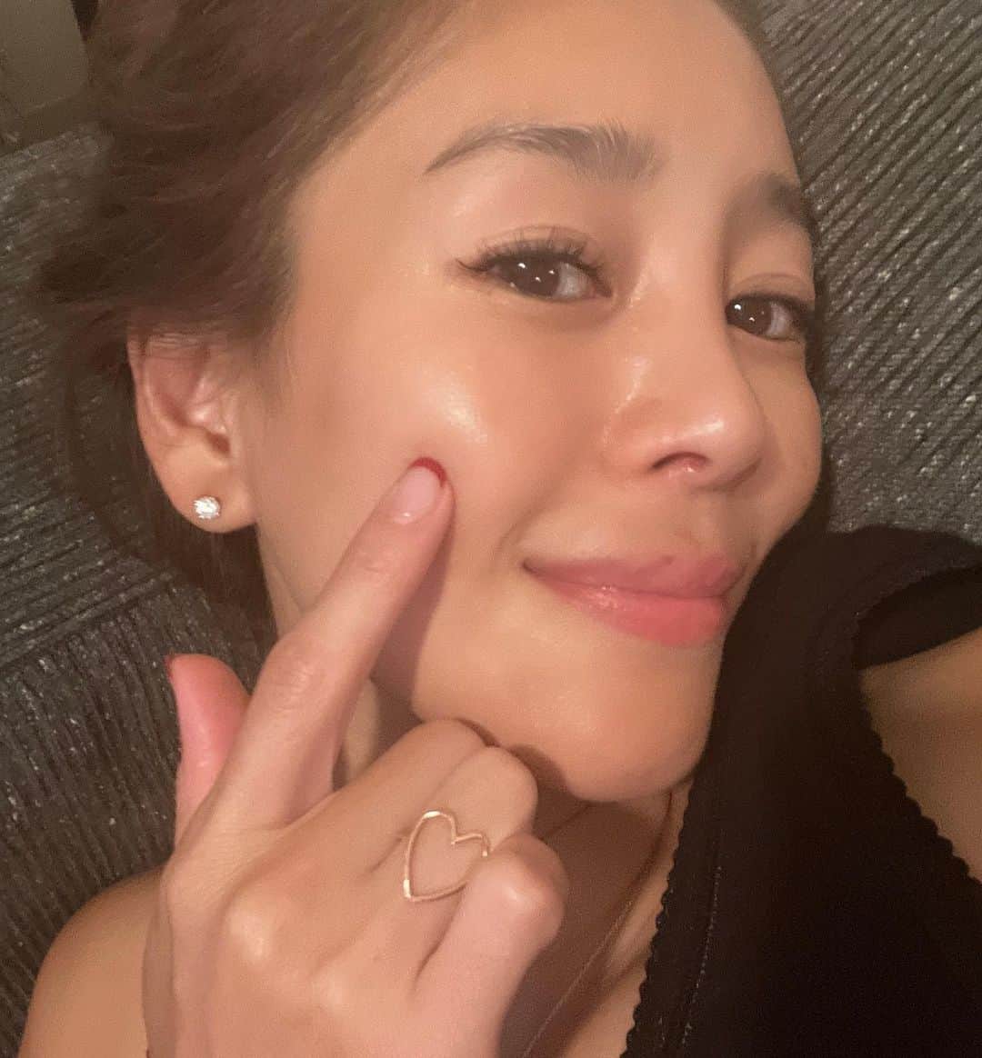 大桑マイミのインスタグラム：「通常モード☝️戻ってきました。 この時間はカウチで伸びてますが㊙️でもお肌とぅるとぅる　& 睫毛パッチリ　&手先も好みの色で気分上げ。 ヨーロッパから帰ってきて夏を満喫しすぎて日々、日焼け。 秋物ファッションの撮影も始まり夏の疲れなんて感じてられない！と撮影前に @lamariage_omotesando にて お肌ケアへ。 ヒト臍帯血幹細胞培養液 によるフェイシャルにお肌引き締めなど、的確なCAREと救出をしてくれるなおこさんにお任せしました。 更にLa Mariage ベアスキンSで ホームケア❗️これ凄い‼〜️ ハリと艶〜透明感がでるしお肌がふっくらする〜 とにかく大事に毎日使ってます。 おかげさまで日焼け肌も落ち着き、つやつや。 ヒト幹細胞順化培養液、濃縮エクソソーム、規定化細胞培地、ビタミンC誘導体、ヒアルロン酸Naなど、厳選された成分が詰まってるこの美容液っ🤫スペシャルすぎる！っ。これはっオススメです！！  そして睫毛もお直しできて ネイルも新しく💅　スイッチ🔛な最近でした。 @salonbdaikanyama ☝️❤️😊 でお願いしてます。 本当上手。ナチュラルに仕上げていただいて　いつも爆睡w 癒しの時間を過ごさせてもらってるんです！😌  美容時間大切。」