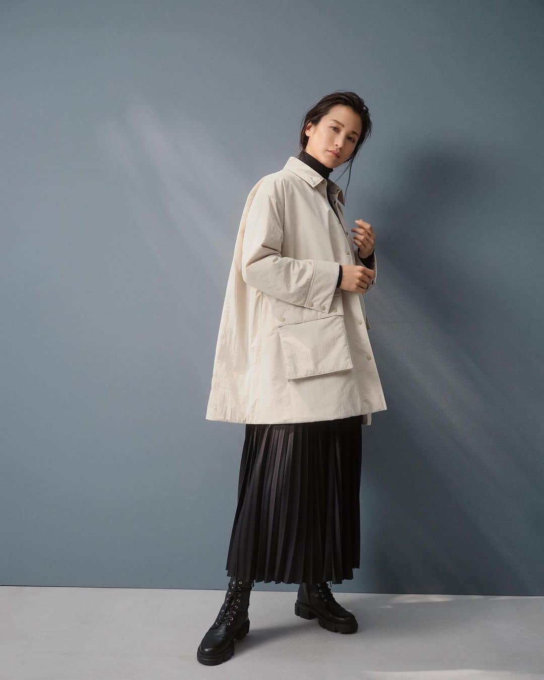 Theory luxe official account.のインスタグラム：「［FALL 2023 COLLECTION -September-］  ほんのり中綿が入った、ジャケット以上コート未満の秋アウターは、カジュアルなシャツ風デザインで、大きなフラップポケットがアクセントに。 フッ素フリーの撥水加工を施し、機能的に仕上げています。  カシミヤニットとエレガントなプリーツスカートは黒で統一し、辛口モードに。  #theoryluxe #セオリーリュクス #ニット #ハイネックニット #秋アウター  #スカート #プリーツスカート #フレアスカート #ロングスカート #ワントーン #ワントーンコーデ #ブラックコーデ #レースアップブーツ #きれいめカジュアル」