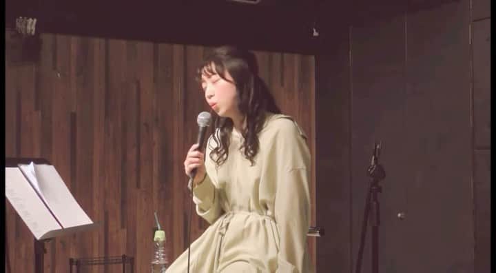 のインスタグラム：「前回のライブ動画を振り返りながら練習中〜🎤  慣れないことは緊張するけど、こういう経験がないと、何も変わってかないね！☝️  🎸豪先生 @go5yamada とDuoという貴重な機会を頂けること、皆さんに温かく見守って頂けること、有り難き幸せ（ラッキーな奴）です✨  9/14(木)Vol.2で少しでも成長した姿を観てもらえるようにっ😆✊  前回と違う練習方法も取り入れてるんだ〜！どうなるかな✨ 何事も実験実験よ〜👩‍🔬  #人生はコントなり！楽しもう♪」