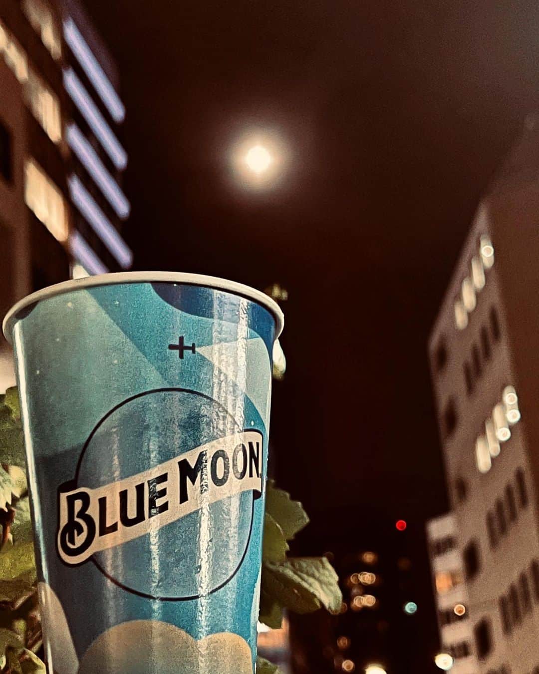 ブルームーンさんのインスタグラム写真 - (ブルームーンInstagram)「🌕 スーパーブルームーンとBLUEMOON  #満月 #ブルームーン #bluemoon」8月31日 21時40分 - jp_bluemoon_beer