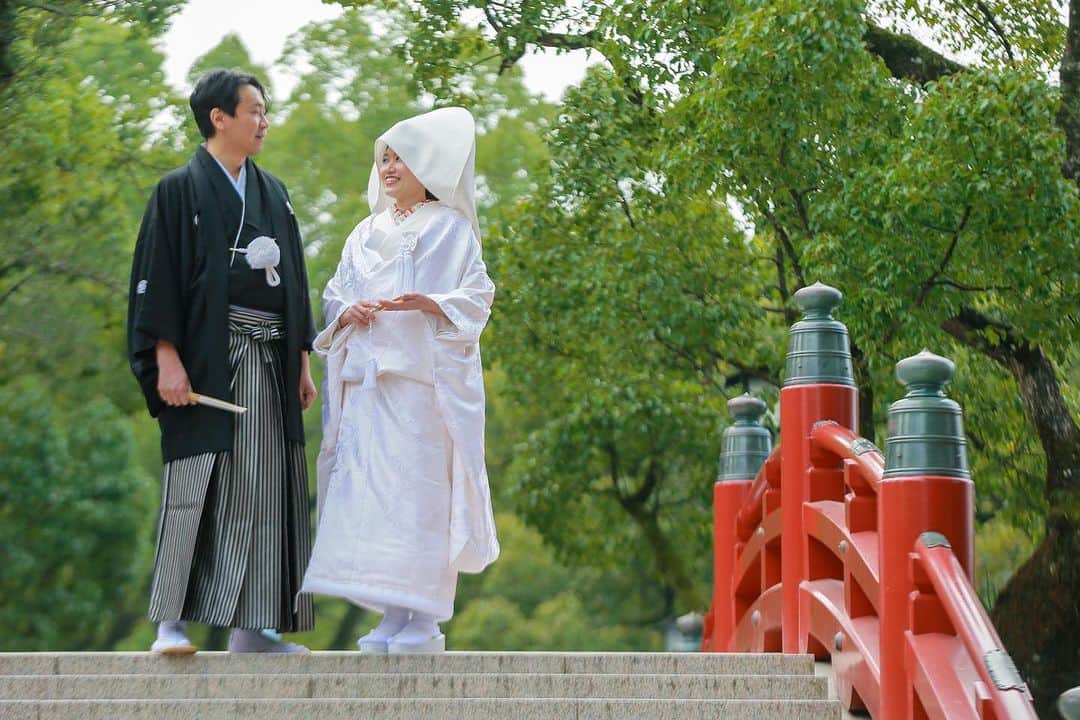 juno_jinjakonのインスタグラム：「. JUNO神社婚でお手伝いさせていただく新郎新婦様は、県外にお住まいの方も多くいらっしゃいます。 ⁡ 例えば東京在住で、新郎様の地元の福岡で挙式を挙げたい、など。 ⁡ 『遠方だと衣装合わせに何度も足を運ぶのは 時間的にも費用的にも大変...』 ⁡ という方でも JUNOでは関東圏関西圏九州圏に ショップがあり お住まいのエリアで 衣装のお打ち合わせをしていただけるので ご安心いただけると思います😊 ⁡ ⁡ 特別な1日に身に纏う花嫁衣装 妥協することなく とっておきの1着を 心ゆくまでお打ち合わせで 見つけていただきたいと願っています🕊 ⁡ ⁡ 無料相談会ご予約方法 @juno_jinjakon ホーム画面のURL よりお待ちしております。 ⁡ ⁡ お電話でのお問合せ、ご予約は⇩ ☏ 092-262-1107 (定休日:火曜日・水曜日) ⁡ ⁡ #神社挙式#白無垢#色打掛 #プレ花嫁 #家族婚#少人数結婚式 #福岡花嫁#神社婚 #和装スタイリング#洋髪 #太宰府天満宮#住吉神社#護国神社 #警固神社#香椎宮#宗像大社#竈門神社 #櫛田神社#宮地嶽神社」