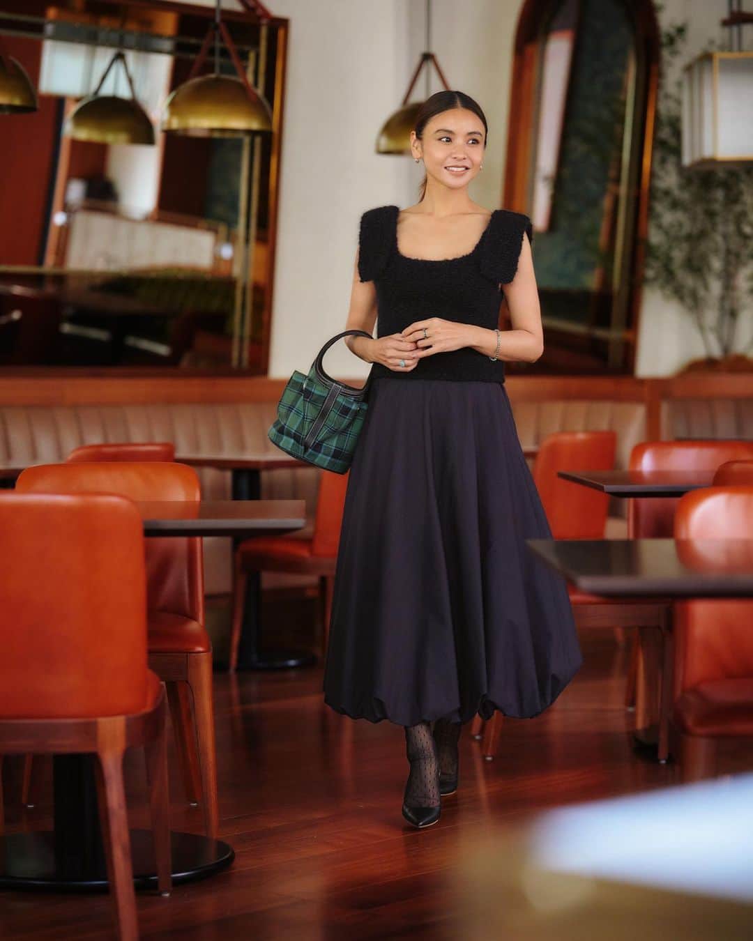 UNITED ARROWS さんのインスタグラム写真 - (UNITED ARROWS Instagram)「ITEM03 BALLOON SKIRT ドラマチックな黒スカートがあればドレスアップディナーも完璧 合わせるアイテム次第で幅広いシーンで活躍するブラックのデザインスカート。 これは少しとろみのある市来るとコットンを用いたタイプライター素材がヘルシー感もありつつ、 バルーンシルエットが女らしい。オールブラックもどこか洒落感のあるスタイルに導く。   Skirt      ¥20,900 品番：15241625205 Camisole ¥30,800 品番：15181361783 Jacket   ¥46,200 品番：15221442924 Pumps ¥24,200 品番：17316998700 Bag        ¥60,500 品番：17325999832 Socks    ¥2,750   品番：17356992002 Pierced Earrings ¥15,950 品番：17335992389 Ring      ¥16,500 品番：17333431263 Ring ¥14,300 品番：17333431262 Bracelet ¥19,800 品番：17333431264」9月4日 9時30分 - unitedarrows_official