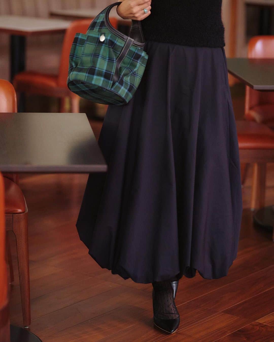 UNITED ARROWS さんのインスタグラム写真 - (UNITED ARROWS Instagram)「ITEM03 BALLOON SKIRT ドラマチックな黒スカートがあればドレスアップディナーも完璧 合わせるアイテム次第で幅広いシーンで活躍するブラックのデザインスカート。 これは少しとろみのある市来るとコットンを用いたタイプライター素材がヘルシー感もありつつ、 バルーンシルエットが女らしい。オールブラックもどこか洒落感のあるスタイルに導く。   Skirt      ¥20,900 品番：15241625205 Camisole ¥30,800 品番：15181361783 Jacket   ¥46,200 品番：15221442924 Pumps ¥24,200 品番：17316998700 Bag        ¥60,500 品番：17325999832 Socks    ¥2,750   品番：17356992002 Pierced Earrings ¥15,950 品番：17335992389 Ring      ¥16,500 品番：17333431263 Ring ¥14,300 品番：17333431262 Bracelet ¥19,800 品番：17333431264」9月4日 9時30分 - unitedarrows_official
