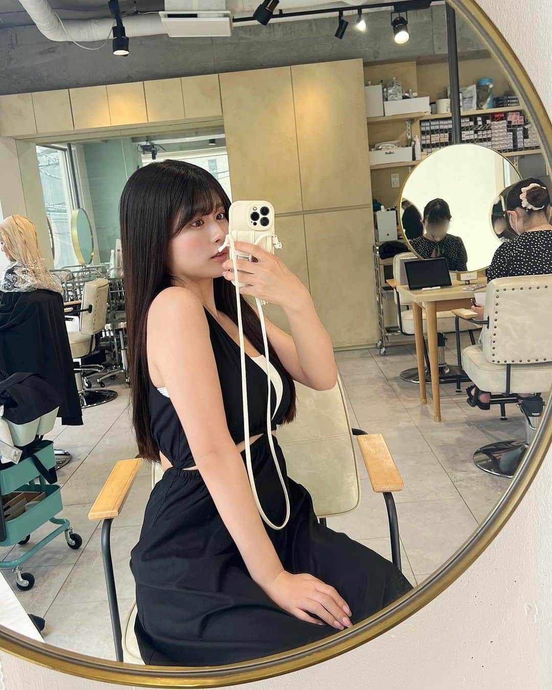 ちとせよしののインスタグラム：「髪の毛メンテナンスday✌🏻 ストレートかけてもらったよ☺︎︎ 朝の準備時間がぐっと短くなって嬉しい( ߹ᯅ߹ )‪♡  #zara #zaraコーデ #ロングワンピース #髪質改善ストレート」