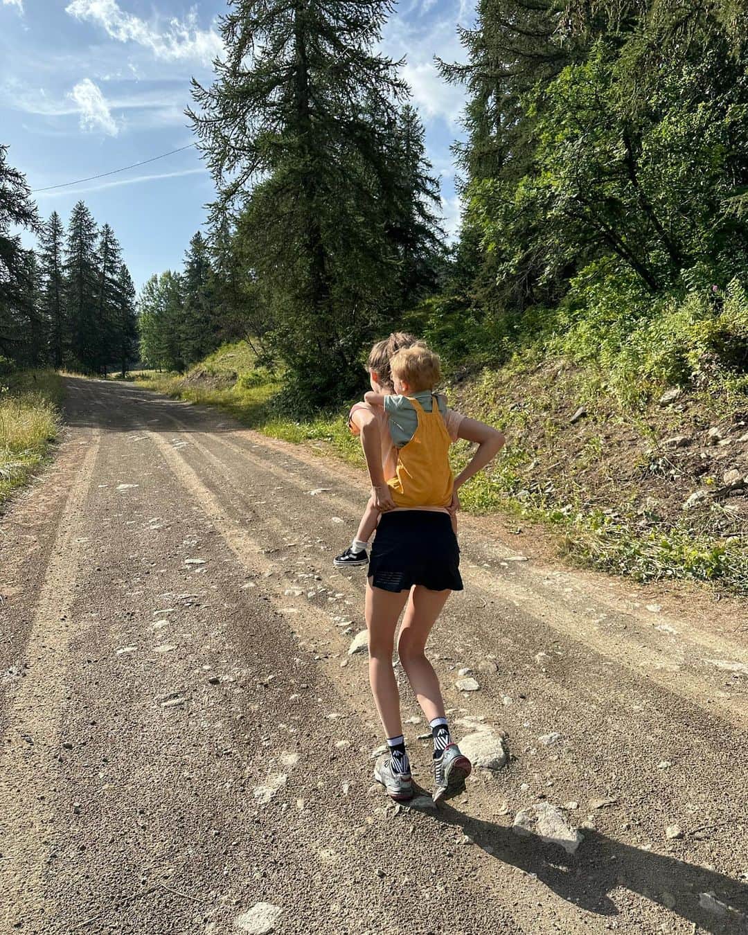 ポーリーヌ・オアロのインスタグラム：「End of holidays and I finally find a time to post 🫶🏼 Mountains, hiking, streams, running and family.  It felt good 🥰  — I brought nail polish and a book in my luggage for a whole month to realize I couldn’t find a SINGLE time to use either of them !  It pretty much sums it up 😅  Daycare started this week, I am starting to find some time for myself which I haven’t really had for monthS. Happy and sad. Motivated and drained out. Making unforgettable memories !   Our family @simonthoret ❤️」