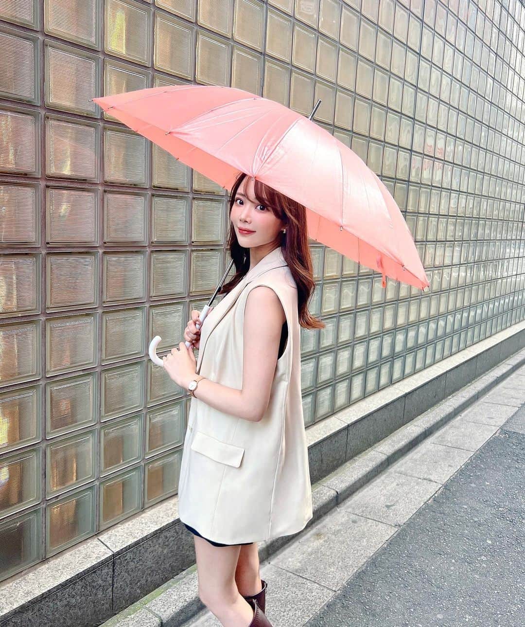 伊藤弥鈴さんのインスタグラム写真 - (伊藤弥鈴Instagram)「雨の日に明るい色の傘を使うとなんか気分上がる😌🤍  傘もおしゃれアイテムのひとつ☂️✨  @estaa_official   ↑可愛い傘たくさん取り扱ってるから チェックしてみてね☺️ 日傘もあるよ💁‍♀️♡  #雨傘#日傘」8月31日 16時22分 - itomisuzu_