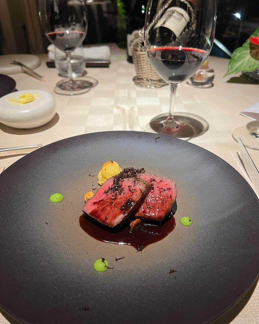 mirayさんのインスタグラム写真 - (mirayInstagram)「HIRAMATSU宜野座の楽しみの一つは Dinnerのフレンチ🍴✨  やはり感動的な美味しさでした✨  すっぽんがゴロゴロ入った洋風茶碗蒸しに 車海老丸々の春巻きも最高だったし  蛤のソースに白身魚のいまいゆの月桃蒸しもプリップリで美味しかった〜😭🙏  🥂も🍷も完璧👏✨  1週間ずれてたら台風でキャンセルするところだったから本当行けて良かった!!!  最初の旅行のプロポーズの時は小雨が降ってたけど😂 それ以外毎回旅行の時のお天気運が良くて有難いです☀️🙏  旅行好きの旦那さん ANAのアプリがどんどん更新されてビックリしてるw  #沖縄　#ヒラマツリゾート宜野座  #夫婦旅行　#フレンチ #dinner #okinawa  #thehiramatsuhotelsandresortsginoza」8月31日 16時22分 - miray0705