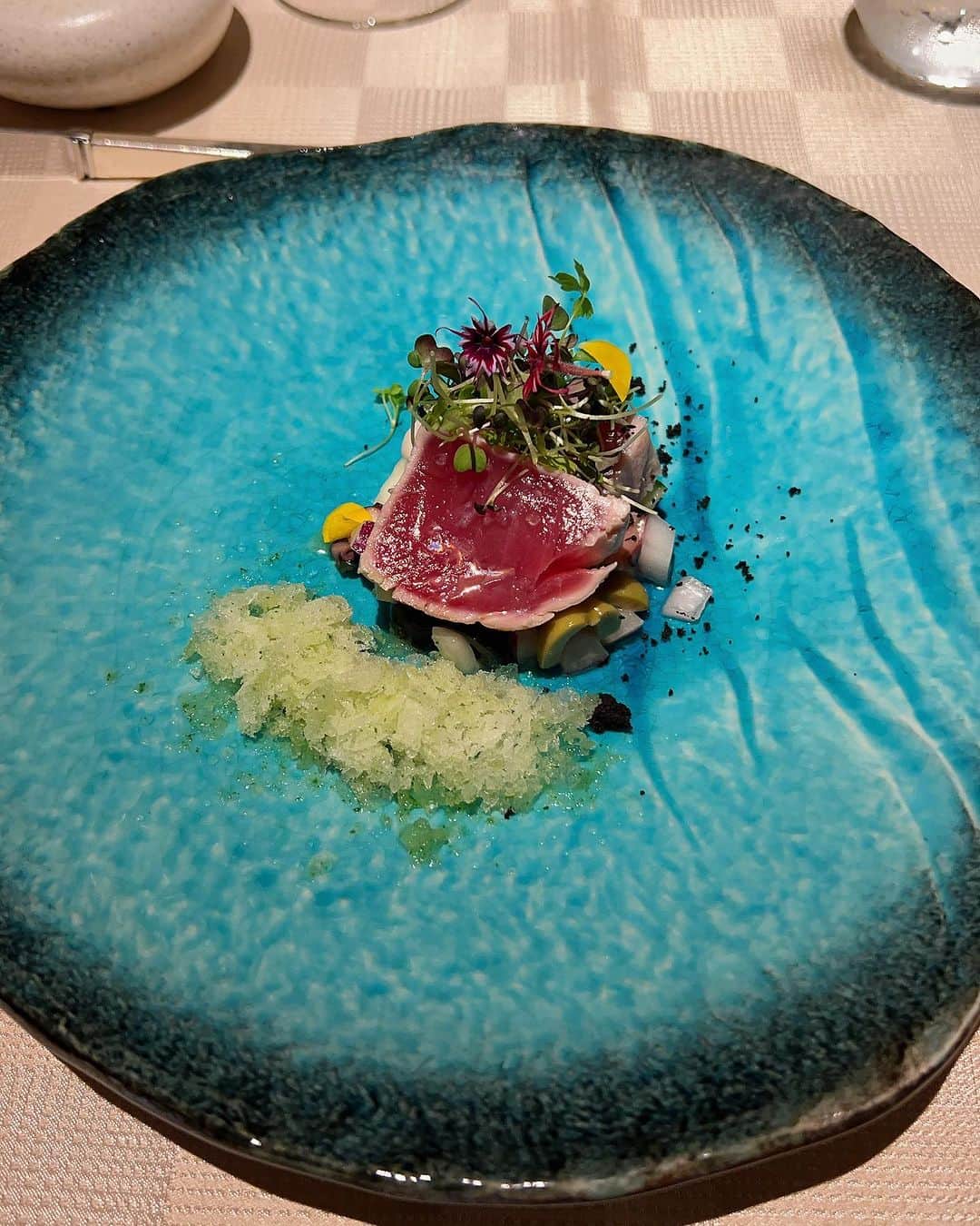 mirayさんのインスタグラム写真 - (mirayInstagram)「HIRAMATSU宜野座の楽しみの一つは Dinnerのフレンチ🍴✨  やはり感動的な美味しさでした✨  すっぽんがゴロゴロ入った洋風茶碗蒸しに 車海老丸々の春巻きも最高だったし  蛤のソースに白身魚のいまいゆの月桃蒸しもプリップリで美味しかった〜😭🙏  🥂も🍷も完璧👏✨  1週間ずれてたら台風でキャンセルするところだったから本当行けて良かった!!!  最初の旅行のプロポーズの時は小雨が降ってたけど😂 それ以外毎回旅行の時のお天気運が良くて有難いです☀️🙏  旅行好きの旦那さん ANAのアプリがどんどん更新されてビックリしてるw  #沖縄　#ヒラマツリゾート宜野座  #夫婦旅行　#フレンチ #dinner #okinawa  #thehiramatsuhotelsandresortsginoza」8月31日 16時22分 - miray0705