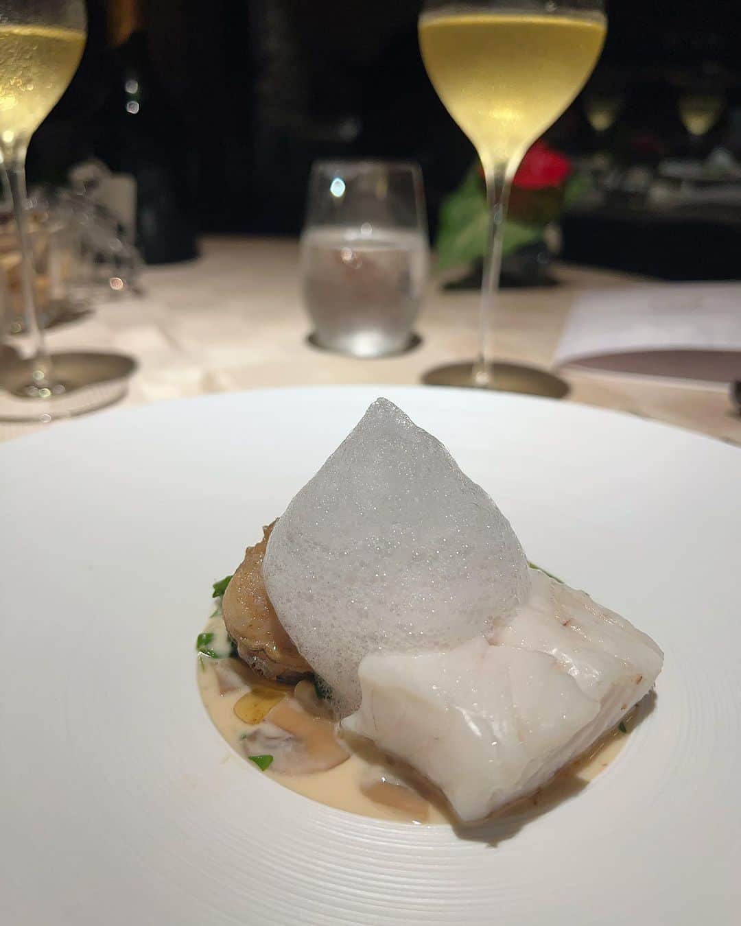 mirayさんのインスタグラム写真 - (mirayInstagram)「HIRAMATSU宜野座の楽しみの一つは Dinnerのフレンチ🍴✨  やはり感動的な美味しさでした✨  すっぽんがゴロゴロ入った洋風茶碗蒸しに 車海老丸々の春巻きも最高だったし  蛤のソースに白身魚のいまいゆの月桃蒸しもプリップリで美味しかった〜😭🙏  🥂も🍷も完璧👏✨  1週間ずれてたら台風でキャンセルするところだったから本当行けて良かった!!!  最初の旅行のプロポーズの時は小雨が降ってたけど😂 それ以外毎回旅行の時のお天気運が良くて有難いです☀️🙏  旅行好きの旦那さん ANAのアプリがどんどん更新されてビックリしてるw  #沖縄　#ヒラマツリゾート宜野座  #夫婦旅行　#フレンチ #dinner #okinawa  #thehiramatsuhotelsandresortsginoza」8月31日 16時22分 - miray0705