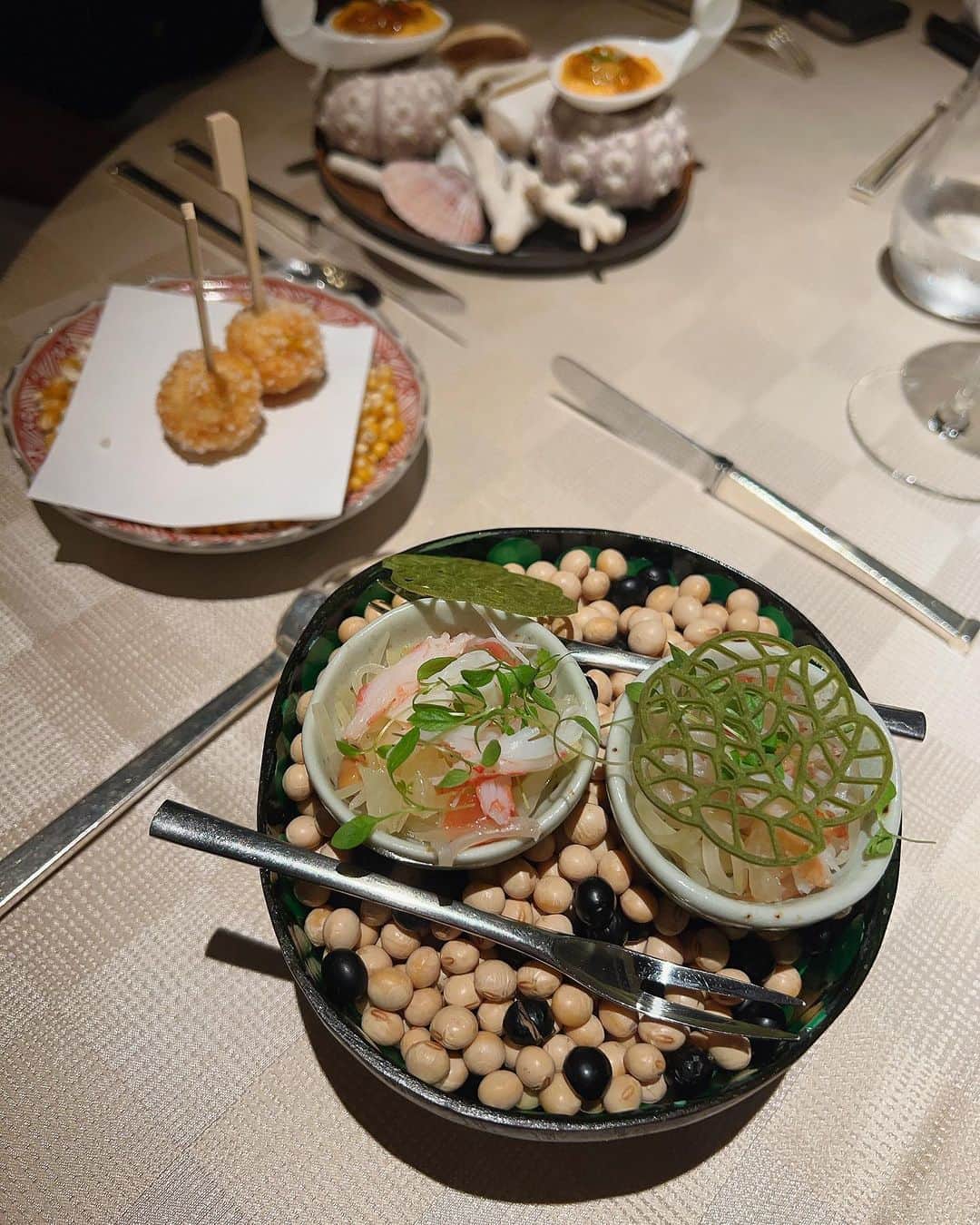 mirayさんのインスタグラム写真 - (mirayInstagram)「HIRAMATSU宜野座の楽しみの一つは Dinnerのフレンチ🍴✨  やはり感動的な美味しさでした✨  すっぽんがゴロゴロ入った洋風茶碗蒸しに 車海老丸々の春巻きも最高だったし  蛤のソースに白身魚のいまいゆの月桃蒸しもプリップリで美味しかった〜😭🙏  🥂も🍷も完璧👏✨  1週間ずれてたら台風でキャンセルするところだったから本当行けて良かった!!!  最初の旅行のプロポーズの時は小雨が降ってたけど😂 それ以外毎回旅行の時のお天気運が良くて有難いです☀️🙏  旅行好きの旦那さん ANAのアプリがどんどん更新されてビックリしてるw  #沖縄　#ヒラマツリゾート宜野座  #夫婦旅行　#フレンチ #dinner #okinawa  #thehiramatsuhotelsandresortsginoza」8月31日 16時22分 - miray0705
