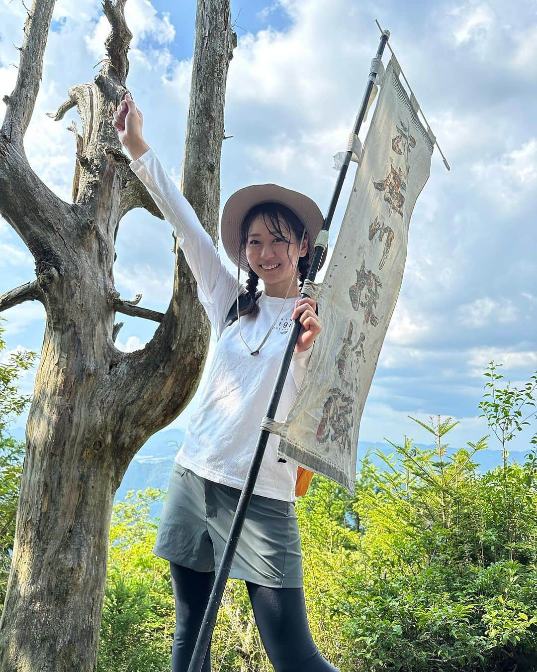 中村葵さんのインスタグラム写真 - (中村葵Instagram)「明日から「武庫川探検隊」がベイコムでOAです！✨  ずっと参加したかった武庫川探検隊！！  汗だくで頑張ってきましたよー！笑  4日からベイコムのアプリでも視聴出来ますので、みなさんぜひご覧くださいね☺️✨  #丹波篠山#愛宕山#武庫川探検隊#ベイコム#自然 #登山#山登り #山登り好きな人と繋がりたい #ロケ#中村葵」8月31日 16時22分 - aoinakamura123