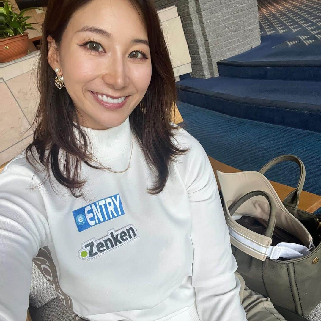 杉山美帆のインスタグラム：「カラコン2枚付けちゃってた時です🤣🙏 たしかにいつもよりカラコンの色が濃い様な…😇  髪もだいぶ伸びたなあ〜  #バイトするならエントリー #zenken #myアセット #golf #ゴルフ #golfswing #ドライバー #ドラコン #飛距離アップ」