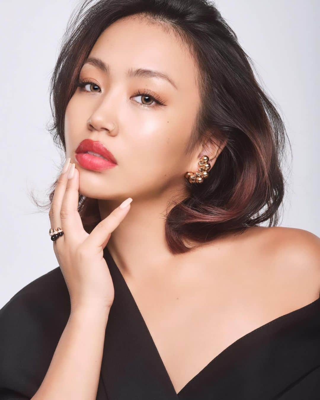 RIEHATAのインスタグラム：「@cartier ⚜️CLASH DE CARTIER  @numerotokyo 10月号 Such an honor to express this visual...  いい33歳過ごしてます。🙈   感謝が溢れる一枚。。。 photo: @yoshiyuki_nagatomo  hair&makeup: @miyamoto_yuri_  styling: @kiyoai413」