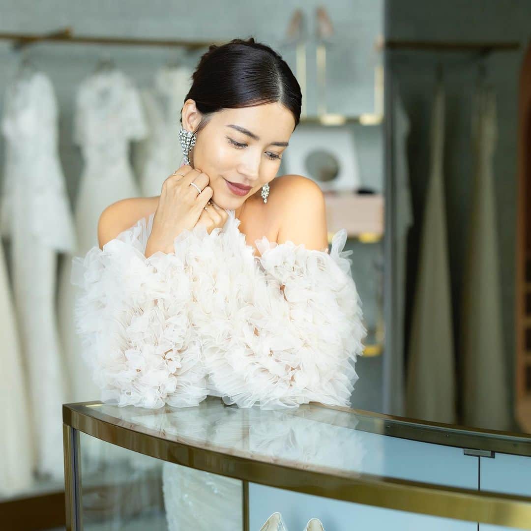 のインスタグラム：「. 【MAGNOLIA WHITE omotesando × hairmake CEUフォトプラン】 ラグジュアリーなフォトウエディングが叶う、プランが誕生しました。  2023年8月31日（木）本日よりMAGNOLIA WHITE omotesando にて受付開始いたします。  今回のフォトプランは、多くの花嫁様からの注目が集まるhairmake CEU(@ceu0116 @ceu.tokyo ) とのコラボレーション。  2023年4月にラグジュアリーな内装のサロンへとリニューアルしたばかりのMAGNOLIA WHITE omotesandoにて、花嫁様の個性を引き出すヘアメイクと共に撮影をお愉しみいただけるプランです。  衣裳、美容、カメラマンと、各分野においてのプロフェッショナルが集結する特別なフォトプランで、至福のフォトウェディング撮影を体験しに、ぜひMAGNOLIA WHITE omotesandoへお越しください。  ■お問合せはMAGNOLIA WHITE omotesandoへ  TEL 03-6434-1313 平日12:00-19:00／土日祝日10:00-19:00 火曜定休（祝日除く／完全予約制） 〒107-0062 東京都港区南青山6-12-2 AOYAMA612 1F  問い合わせフォーム：プロフィールのリンクツリーよりご確認ください @magnoliawhite_official   Photographer：Antswedding」
