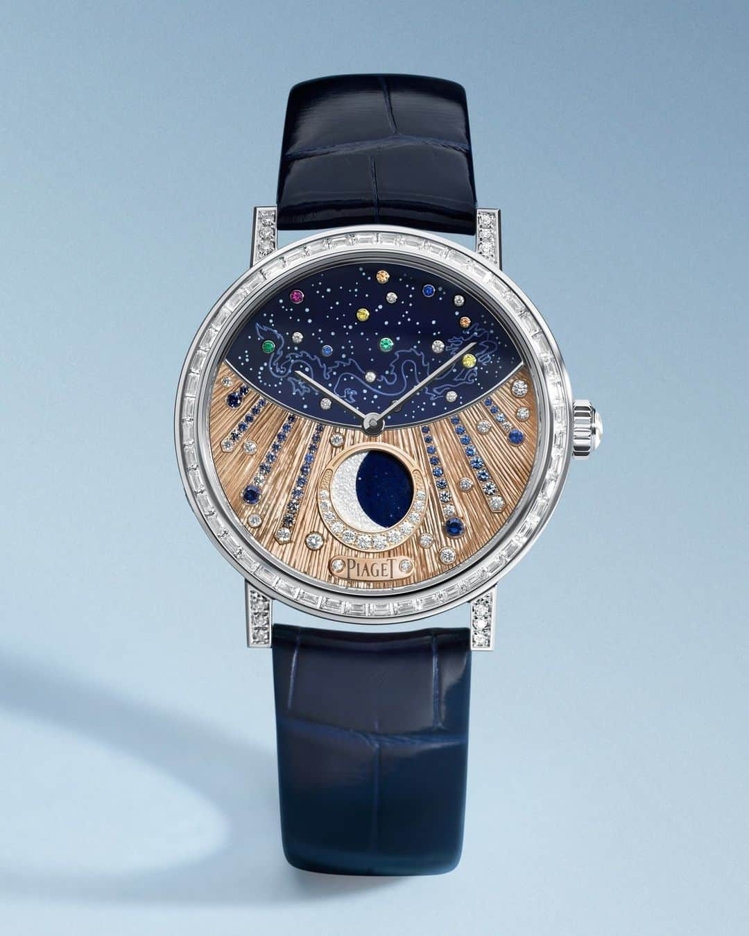 ピアジェのインスタグラム：「An exclusive métiers d’art collection that takes savoir-faire and creativity to new heights, Altiplano Moonphase tells a story of elegance and creative prowess, of the constellations’ power and the moon’s infinite radiance.  #Piaget #MaisonOfExtraleganza #Altiplano #SavoirFaire #Moonphase」