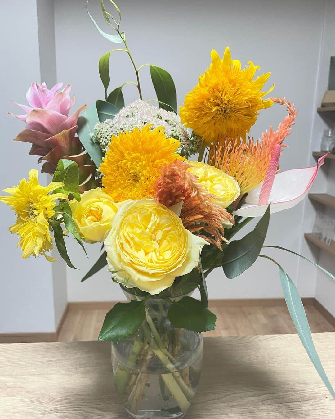 のインスタグラム：「2023.08.31 夏っぽくて 可愛いお花🌼*･  8月が今日で終わってしまいますね。 夏らしいこと出来たかと言われたらそんな事の無い夏でしたが ここ最近で1番動いて沢山汗かいた 夏になりました。 おかげで代謝がすばらしく良くなりました😊 まだまだ忙しい日々が続きそうなので、 元気に過ごせるように  体の健康 心の健康を1番に考えて過ごしましょう☁️ 𓈒𓂂𓏸  みんなも笑顔でね☺️」