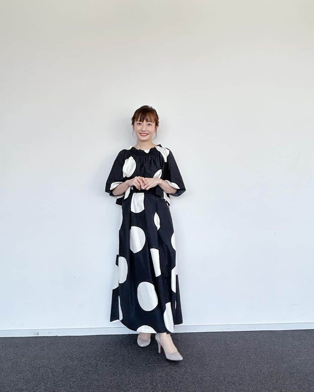 島本真衣のインスタグラム：「今日は大きな水玉模様が素敵な衣装でした🤍 スタジオで若新さんに久しぶりにお会い出来て嬉しかったです🎤  #ワイドスクランブル @wide_scramble   #ブラウス #スカート @martinique_tokyo   #ピアス #ネックレス @pontevecchio_jp   #パンプス @kanematsu_official」