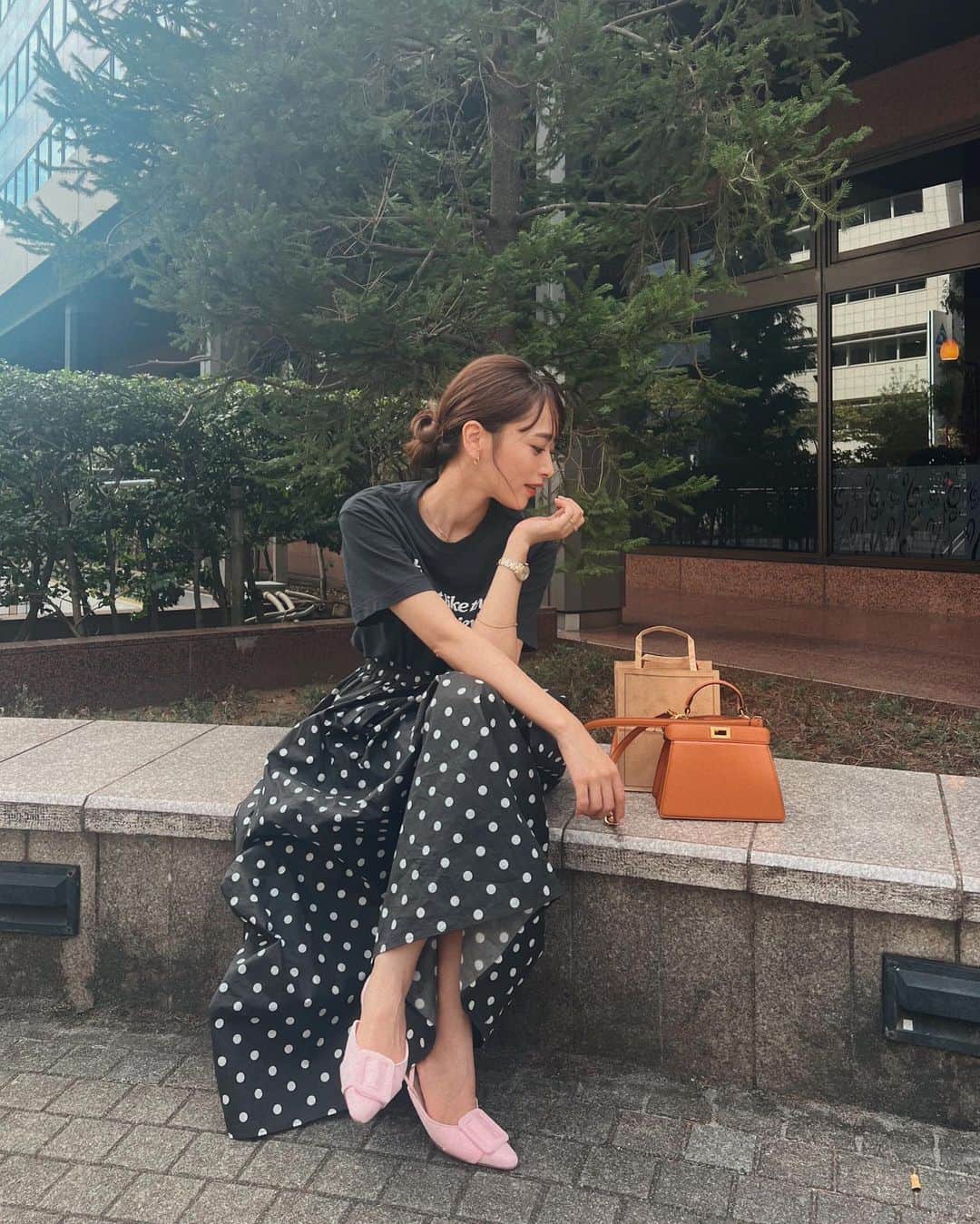 近藤千尋のインスタグラム：「️ 今日で８月が終わりだね🌕💕 スーパームーン🤍🤍 新しいおピンクの秋靴を履いて… @fendi  のピーカブー🧳❤  撮影終わりに撮ってもらいました🎵 秋冬に向けてコラボがたくさん待ってます😊👗 みなさまお楽しみに🥺  ９月も楽しもうね✌️😝✌️」