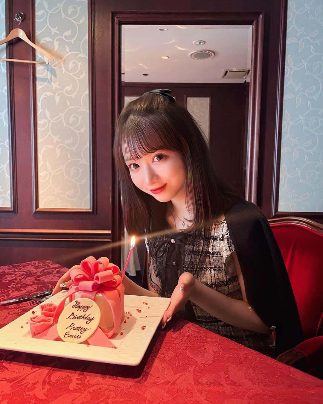 中山恵美生さんのインスタグラム写真 - (中山恵美生Instagram)「🎂🩷  大好きなーな姫様 @naalunlun が お祝いしてくれた時の🥲🩷✨️  何このケーキ可愛すぎ。。🎂🎀 いつも本当に本当にありがとうっ🥲  気合い入れてお気に入りワンピで行ったよ🖤🖤  食の細いなーなさん、今回もえみうの食欲に驚いてて可愛かった🤣🩷  沢山ご馳走様でした😋🙏」8月31日 16時37分 - emiu0624