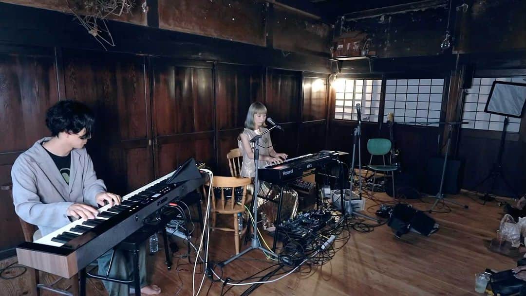 鎌野愛のインスタグラム：「2023.8.27 やまゆりlive こちらはゲコくんと2台ピアノで「解憶」 二人でこじんまりと演奏する感じも好きでした。」