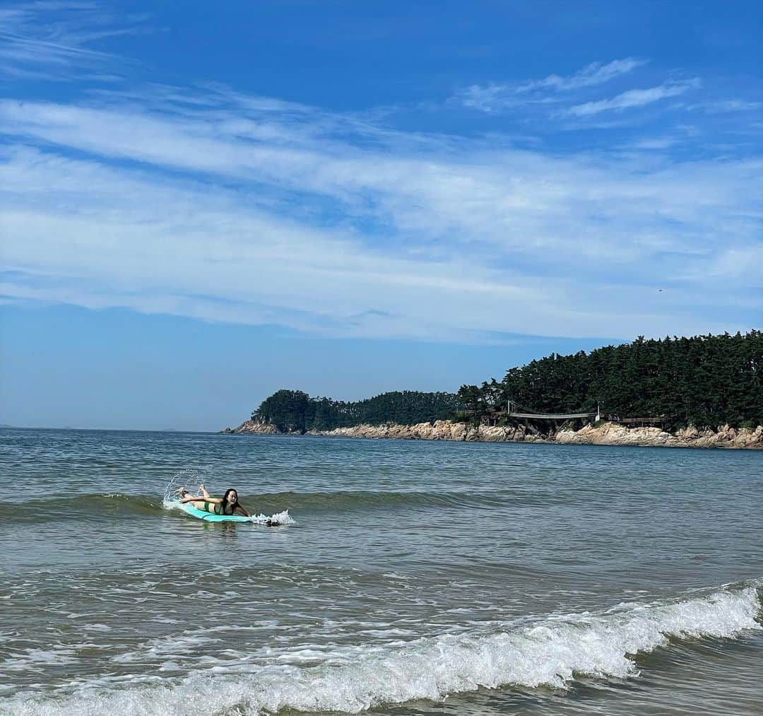 ユン・ジンソさんのインスタグラム写真 - (ユン・ジンソInstagram)「🌊  임신 5개월  오랜만의 서핑  무릎파도도 행복 브레인디톡스  워터 테라피  오늘날씨맑음  😁😁😁  #태교 #서핑」8月31日 16時42分 - augustjin