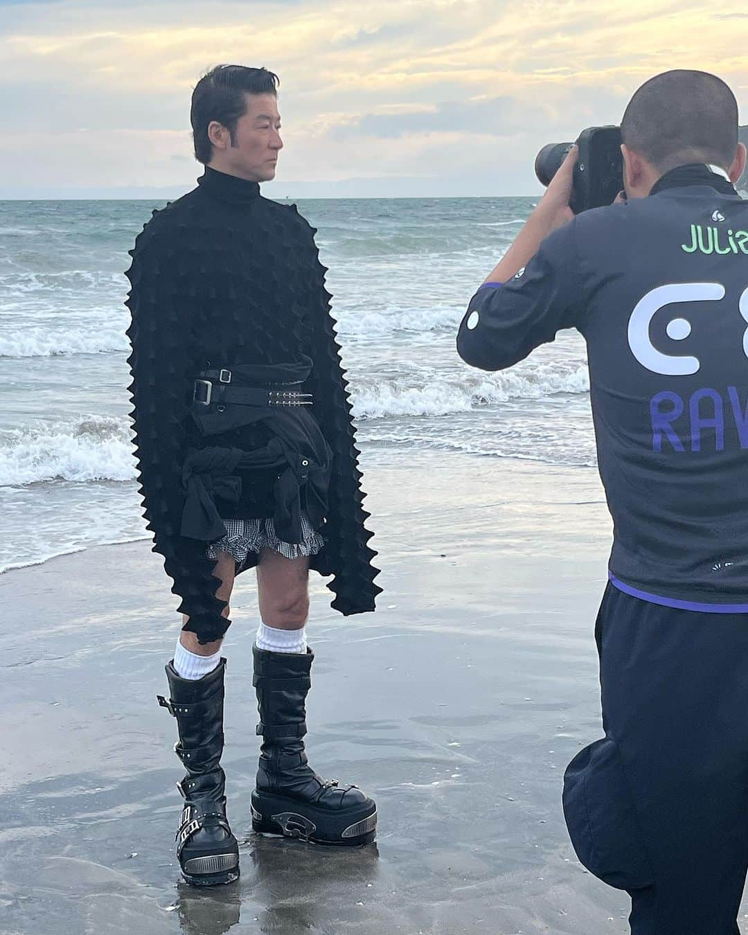 Shun Watanabeさんのインスタグラム写真 - (Shun WatanabeInstagram)「My first editorial shoot as a stylist was in the summer of 2003, for @commonsandsense_magazine the legend photographer was Kishin Shinoyama, and we shot a Japanese song (Rouge no Dengon by Yuming), a brand and a model (Kae-chan! How are you?) From that time on, I loved shooting situations and setting up characters. It's been 20 years now, but what I love most is creating fashion stories.  The summer of my 20th year as a stylist has been hotter than ever, so hot that it feels like the latitude of Japan has changed, but I am still thankful to be able to shoot as many fashion stories as ever with old friends and new friends. I was also interviewed by @tokyoweekender a magazine that has been around since the 1970's. You can read the interview online x   スタイリストを始めて最初のeditorialの撮影は2003年の夏だった。22歳の夏！commons&senseの撮影でフォトグラファーは篠山紀信さんで日本の歌謡曲一曲(ユーミンのルージュの伝言)とブランドとモデル(カエちゃん！元気かな？) を自分で選んでの1カットというのが僕のスタイリストでのエディトリアルデビューだった。その時からシチュエーションやキャラクターを設定していく撮影が好きだった。もう20年もたったけどやっぱり一番好きなのはファッションストーリーを作ることだ。スタイリスト20年目の夏はその頃よりずっと暑く、日本の緯度も変わってしまったようなくらいの猛暑だったけど、相変わらず沢山のファッションストーリーを昔からの友達や新しい仲間と共に撮影できていることに感謝している。 20周年ついでにTokyo Weekenderいう1970年代からやっている媒体で僕のインタビューもしてもらいました。onlineでも読めます。」8月31日 16時42分 - shun_watanabe