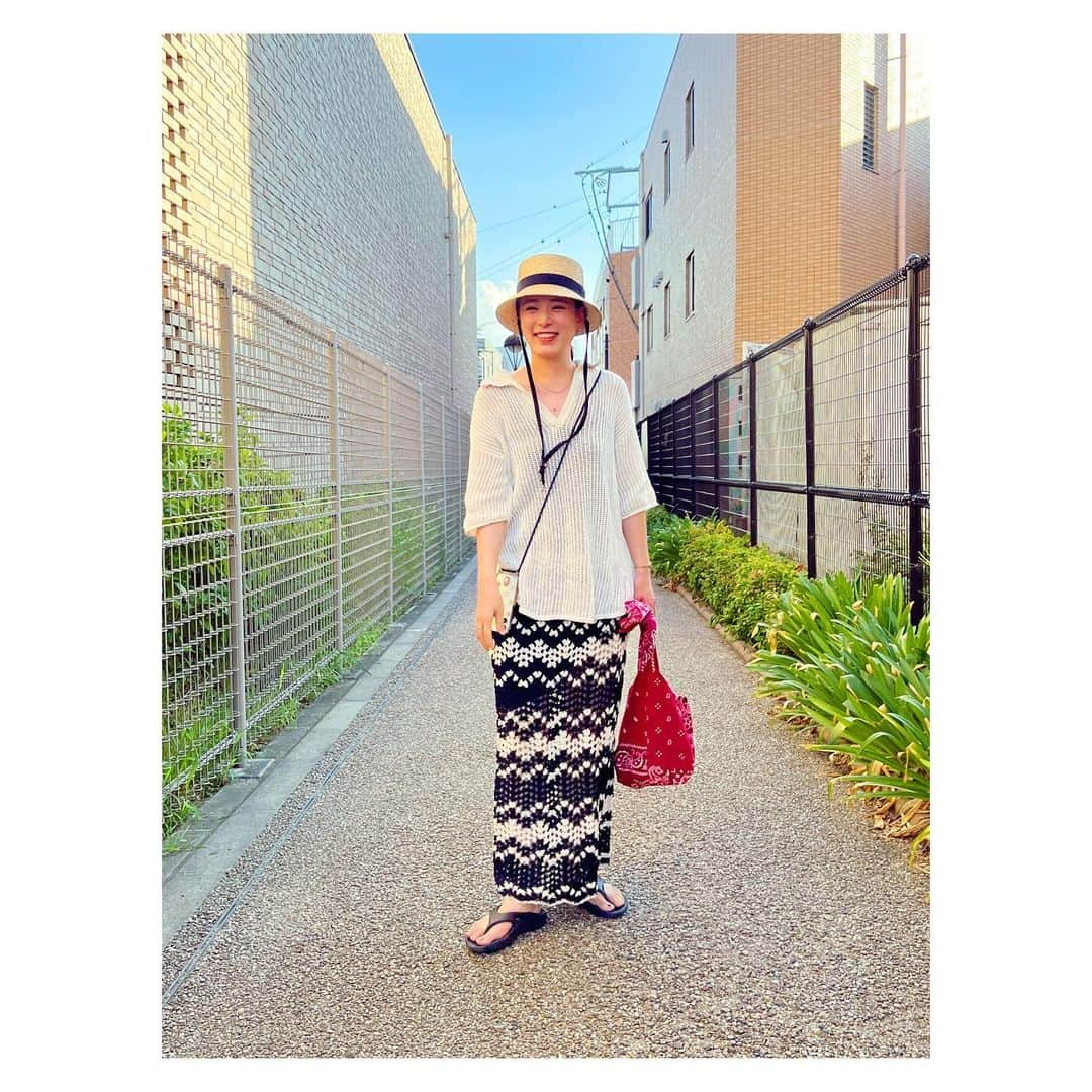 桜めいのインスタグラム：「👒  今年の夏の思い出は 人生初のぎっくり腰になったこと  あれ本当になった時ビギッていうのね⚡️  いかに自分の筋力が衰えているか痛感しました  ストーリーで改善法を聞いた時に 色々教えてくださった皆さま 本当に本当に助かりました ありがとうございました🙇‍♀️❤️  ギックリ腰なった時はまず冷やす！ 良い湿布を貼る！ 鍼してもらう！ あまり動かなすぎるのもよくないので適度に動く！ 鈍痛になってきたら温める！  ・ #ootd #fashion #hat #casafline #mideri #miyagihidetaka #styleandedit #oofos」