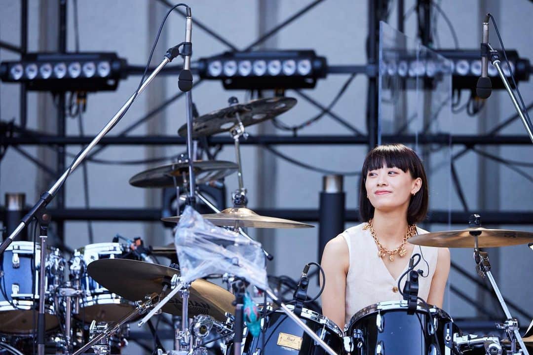山木コハルのインスタグラム：「先日の LBDちゃんと演奏させて頂いた 男闘呼組さん 「THE LAST LIVE -ENCORE-」のオープニングアクト の時に撮って頂いたお写真 🤍🐈‍⬛  ご機嫌そうでなにより👶🏻🫶  #男闘呼組  さん #littleblackdress さん」