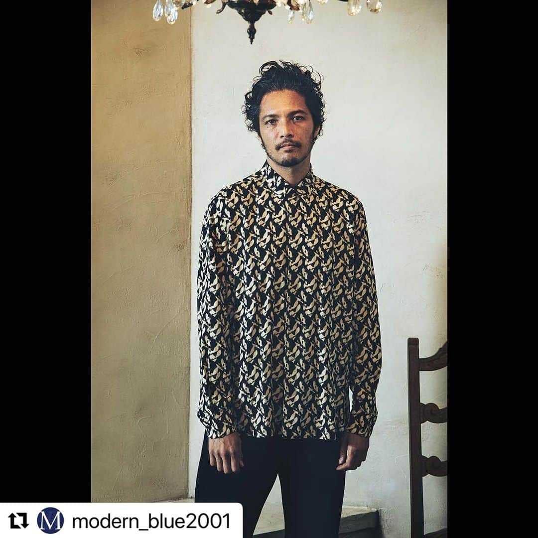 ZOEさんのインスタグラム写真 - (ZOEInstagram)「👀👀  #Repost @modern_blue2001 with @use.repost ・・・ Elegant Autumn Luxury  【SAINT LAURENT】  1966年、フランス領アルジェリア出身のファッションデザイナーであったイヴ・サンローラン氏が立ち上げた「SAINT LAURENT（サンローラン）」。若さと自由を標榜した彼のコレクションはファッションの近代化に多大な影響を与え、20世紀を代表する「モードの帝王」として君臨しました。2002年に彼が引退すると、メゾンは大きな転換を迎え、2012年にエディ・スリマンがクリエイティブディレクターに就任すると、数々の改革に着手。その後を引き継いだアンソニー・ヴァカレロ氏が率いる現在、ブルジョワ・ファッションへの回帰を謳いつつ創業者のレガシーにも再び立ち帰り、そこに21世紀の新たな反逆精神を加えたルックを提案しています。激動の中にありながらも、揺るぎなきモードの帝王の精神は時代を超えてなお不変です。  In 1966, the fashion designer Yves Saint Laurent, originally from French Algeria, launched "SAINT LAURENT." His collections, which advocated youth and freedom, had a significant impact on modernizing fashion, earning him the title of the "Emperor of Fashion" and representing the 20th century. When he retired in 2002, the maison underwent significant transformations, and in 2012, Hedi Slimane took over as Creative Director, initiating numerous reforms. Under the leadership of the current Creative Director, Anthony Vaccarello, who succeeded Slimane, the brand embraces a return to bourgeois fashion while rediscovering the founder's legacy and infusing it with a new spirit of rebellion for the 21st century. Despite the tumultuous changes, the unwavering spirit of the fashion emperor remains timeless, transcending eras.  #SAINTLAURENT #サンローラン #イヴサンローラン #ファッションデザイナー #モードの帝王 #クリエイティブディレクター #エディスリマン #アンソニーヴァカレロ #ブルジョワファッション #反逆精神 #モードのレガシー #ファッションアイコン #モードの歴史 #20世紀 #21世紀 #フランス #ファッションブランド」8月31日 16時48分 - zoe1201zoe