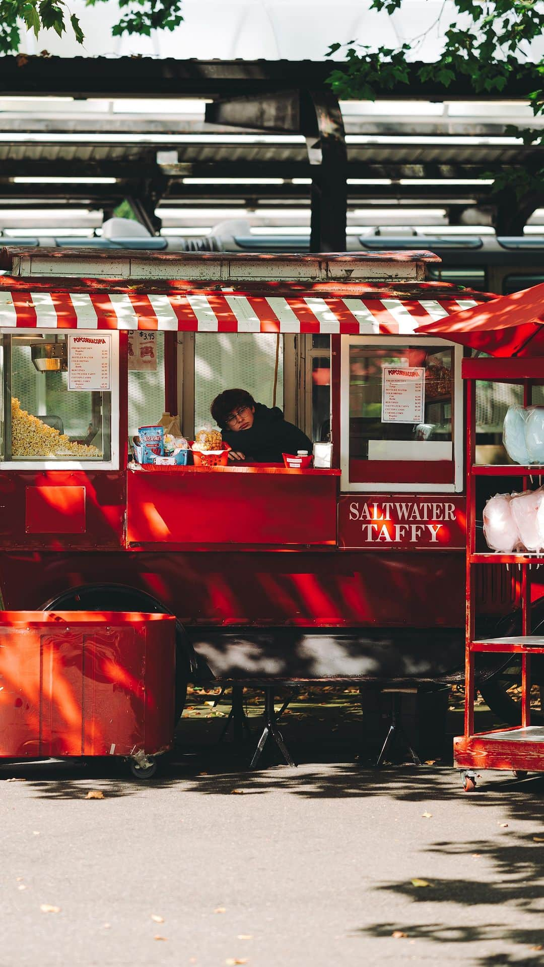 wacameraのインスタグラム：「Seattle POV with Leica SL2-S 18日間の旅もそろそろおしまい。最後の都市、シアトルではマリナーズの観戦もしたりカフェめぐりをしたり。 街の散策の間、POV撮影もしてきました。わんこばっかり撮っていた気がする。」