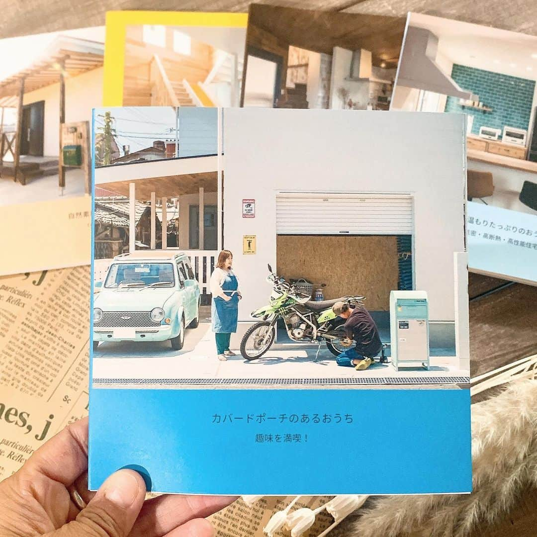 SUNNYDAY工務店さんのインスタグラム写真 - (SUNNYDAY工務店Instagram)「・ [カバードポーチのあるおうち]  フォトブックが出来ました  表紙に施主様初登場🏄‍♂️  とっても爽やかな仕上がりになっております 是非お手に取ってご覧下さい  南大阪で高性能な住宅を建てるなら Sunnyday工務店☀️ 施工例多数掲載🏠 おうち専用アカウント @sunnyday_komuten おやこカフェ・イベント専用アカウント @sunnyday_321  長持ちする家 子供に引き継ぐ家造りをしています 子育てを楽しむ家 ーーーーーーーーーーーーーーーーー 【Sunnyさんの無料おうち勉強会開催中】 ーーーーーーーーーーーーーーーーー #sunnyday工務店#工務店#忠岡#泉大津#和泉市#堺#新築#自然素材#自然素材のおうち#漆喰#自然塗料#注文住宅#注文住宅大阪#南大阪#かわいい家#ナチュラルインテリア#高気密#高断熱#高性能住宅#国産材の家づくり#耐震等級3#子育てを楽しむ家#シュタイコ#STEICO#参加型家づくり#無垢の家」8月31日 17時02分 - sunnyday_321