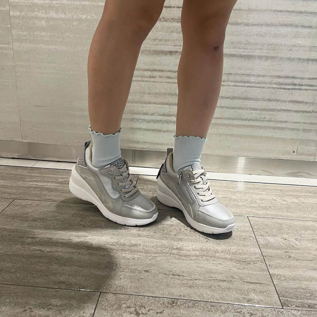 lazyswankamataさんのインスタグラム写真 - (lazyswankamataInstagram)「NEW ARRIVAL👟  7cmの高さで美脚効果抜群🌷  スポーティ過ぎずキレイ目コーディネートにも合わせやすいです🙆‍♀️♡  サイドジップで脱ぎ履きも楽ちんです♪  color:black,gray,pratina size: 22.5-24.5 price:¥6,490(in tax)  bag: ¥6,490 (in tax)  #LazySwan #レイジースワン #東急プラザ #tokyuplaza #蒲田 #東急プラザ蒲田 #Tokyo #東京 #キラキラスニーカー  #今日のコーデ #sneaker #スニーカー #スニーカーコーデ #大人可愛い #ガーリー #カジュアル #カジュアルコーデ #あしもと倶楽部 #おしゃれさんと繋がりたい #2023aw #秋#秋靴 #秋バッグ #treedeep #ヒールスニーカー #ダッドスニーカー #キラキラスニーカー」8月31日 17時02分 - lazyswankamata