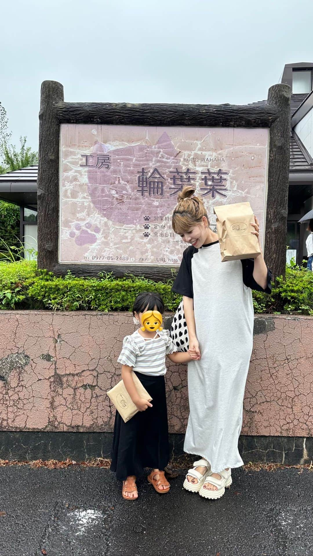 二宮璃子のインスタグラム：「今日はるりちゃんday👧🩷 すいくん生まれてからるりちゃんは少し我慢することも増えて いつかゆっくり1人時間を作らないとって思って、やっっと🫶 翠くんが居ると抱っこ中々してあげれないけど 今日はおんぶしてーって珍しく甘えてきた👧🩷笑 子供達3人とお出かけするとるりちゃん我儘なのに今日は ほんっっとにお利口さんだった🩷  子供達3人にたまには1人時間作ってあげるのは大事だなぁって思った1日でした🥺🩷🩷  @kunugi_no_oka 美味しすぎた！！ また絶対行く🍕✨  #女の子まま #3児まま #3児のまま #４歳女の子 #4歳女の子コーデ #湯布院 #湯布院観光 #湯布院グルメ #湯布院食べ歩き #湯布院ランチ #湯布院ピザ #くぬぎのおかピザ #櫟の丘 #櫟の丘ピザ #櫟の丘ピッツァ」