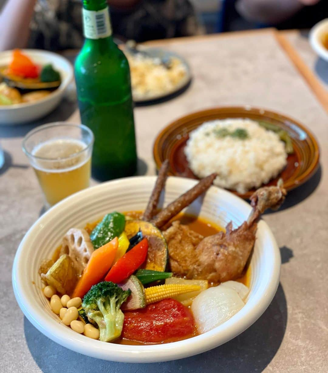 長谷川真美さんのインスタグラム写真 - (長谷川真美Instagram)「絶品 #スープカレー を味わいに Rojiura Curry SAMURAIへ💕 @samurai.hiratsukasyounan   ジ・アウトレット湘南平塚 ２階にある大人気レストランで 家族ランチしてきました😋  31店舗こだわりの店舗ばかりで 今回行ったRojiura Curry SAMURAIも メディア出演多数の大人気店！！！  私がいただいたのは… 人気No. 1のメニュー✨ 骨付きチキンと1日分の野菜20品目！！！  どーんと骨付きチキンが一本！ そしてお野菜がとっても大きく具沢山！ 色とりどりで見た目もバッチリ👍 一つ一つの野菜の味が美味しくて スパイスの効いたスープが美味しかった…🍛  はち君は #お子様カレー 👦 スープカレー初めてな息子✨ お子様メニューだけどボリューミーで とても大喜びで食べてました💗 親子ほんと大満足！  店内の雰囲気もとても良くオシャレで とても居心地良かったよ✨ これは待っても食べる価値あり🙌💓  順番待ちもタッチパネルで 自分の携帯にお知らせしてくれる最新システム💡 これはとても嬉しかったな🤭  https://the-outlets-shonan-hiratsuka.aeonmall.com/  @the_outlets_s  #pr #インフルエンサーワークス #ジアウトレット湘南平塚 #theoutletsshonanhiratsuka #はちきゅう兄弟 #はち成長記録 #きゅう成長記録」8月31日 16時57分 - maami.hase